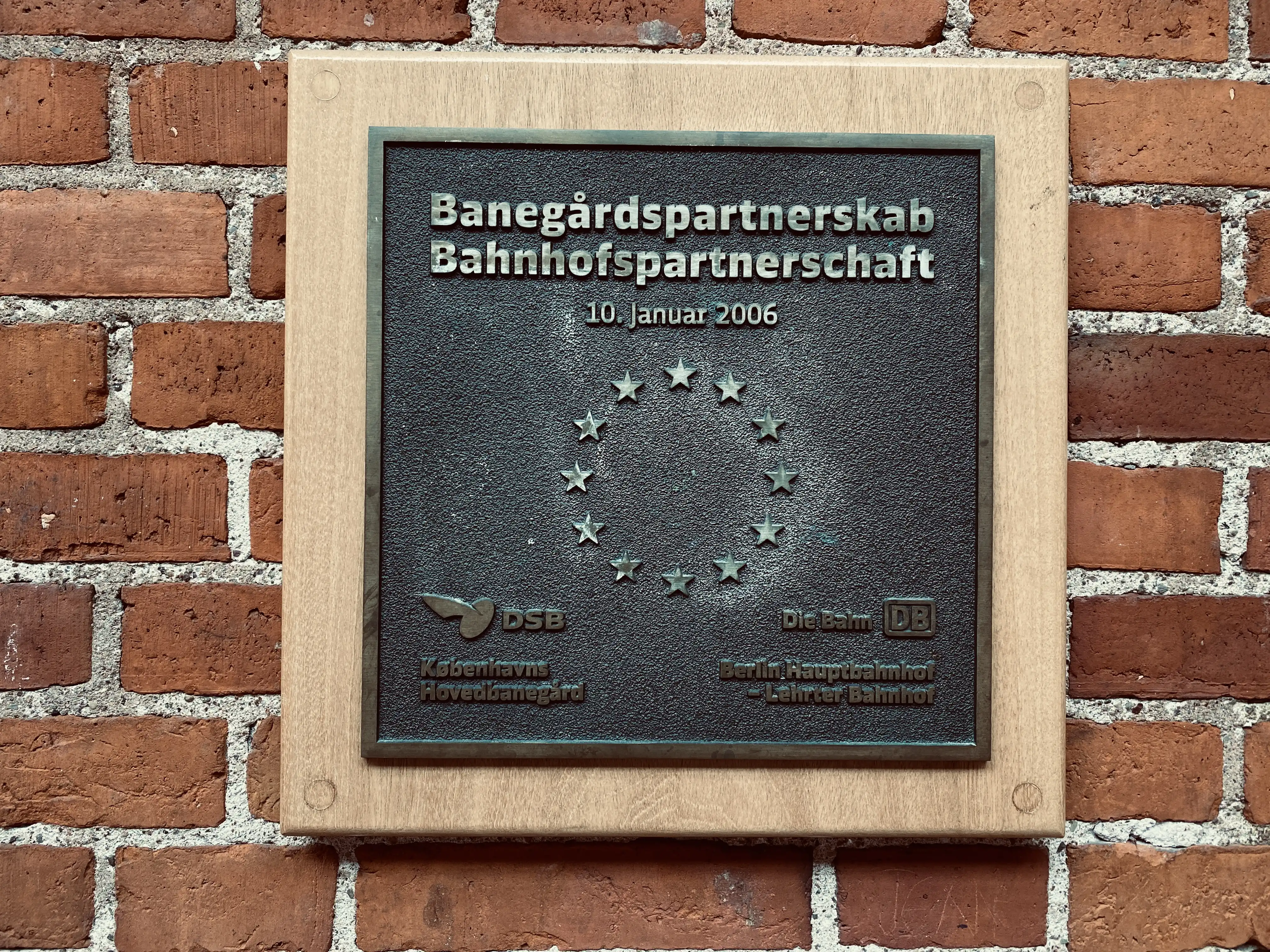 Billede af DSB + DB partnerskabs pladen på København Hovedbanegård. Billede af DSB + DB partnerskabs pladen på København Hovedbanegård.