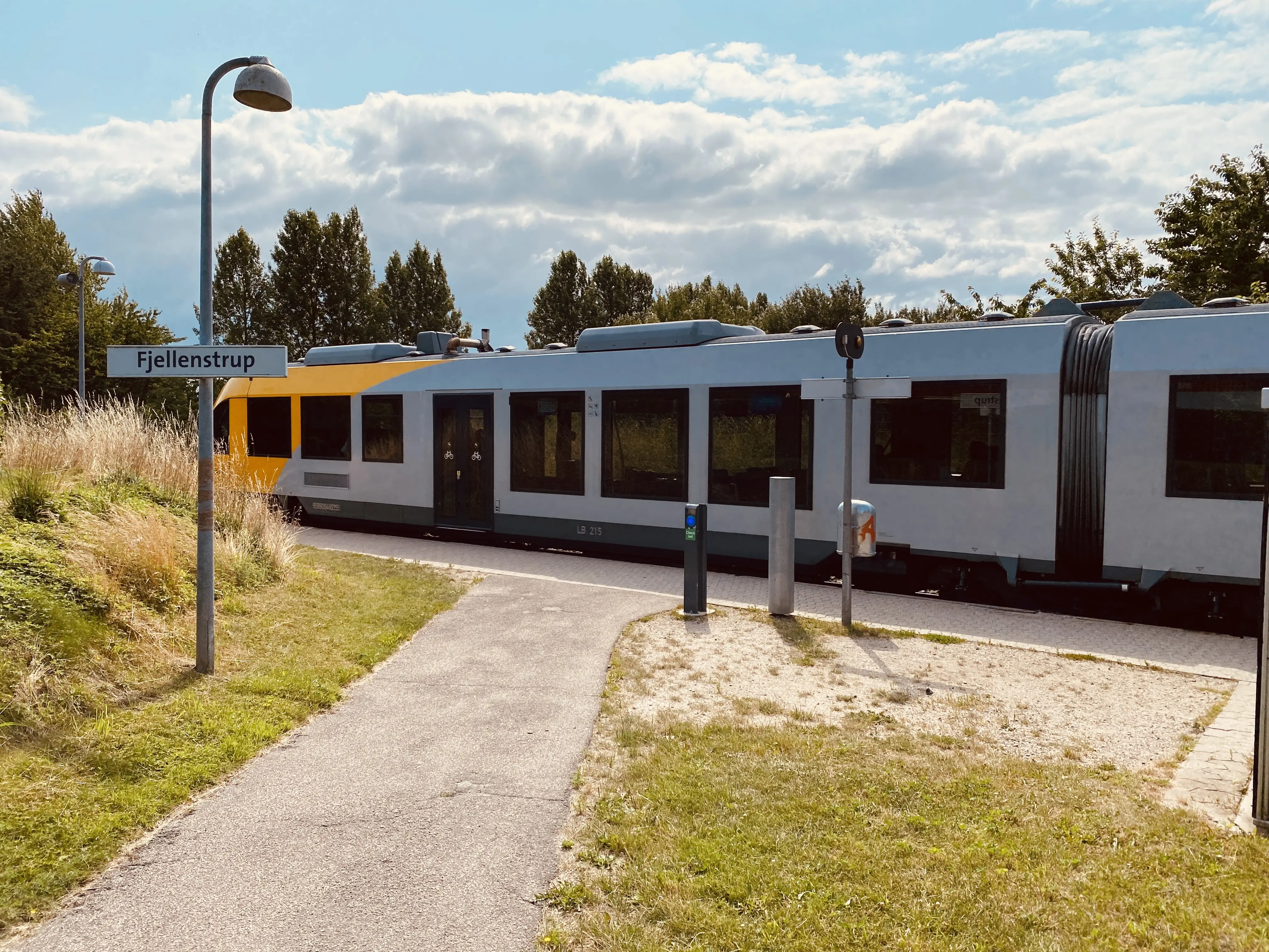 Billede af LT 115-215, tidligere LB 115-215 fotograferet ud for Fjellenstrup Trinbræt. Billede af LT 115-215, tidligere LB 115-215 fotograferet ud for Fjellenstrup Trinbræt.