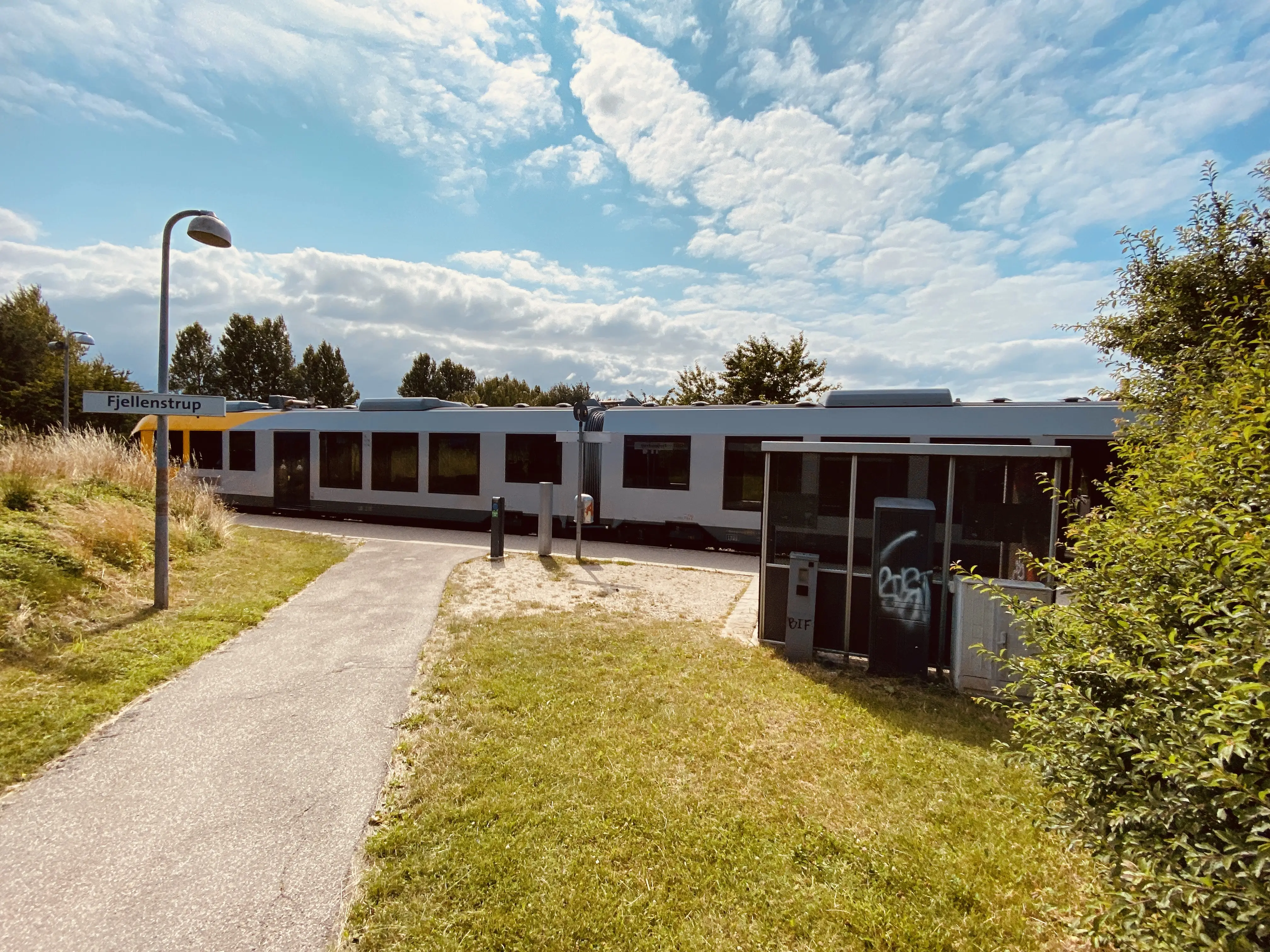 Billede af LT 115-215, tidligere LB 115-215 fotograferet ud for Fjellenstrup Trinbræt. Billede af LT 115-215, tidligere LB 115-215 fotograferet ud for Fjellenstrup Trinbræt.