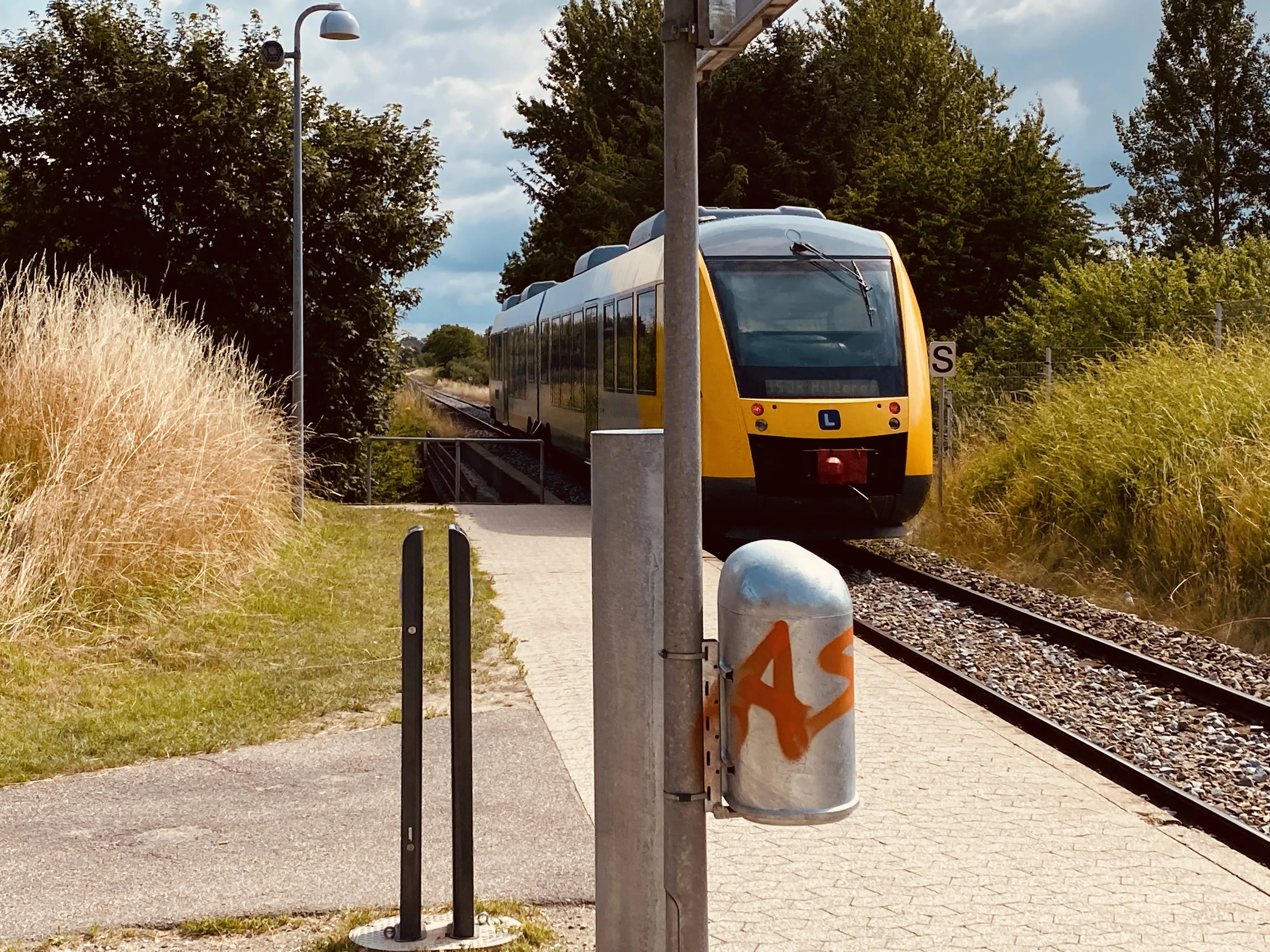 Billede af LT 115-215, tidligere LB 115-215 fotograferet ud for Fjellenstrup Trinbræt. Billede af LT 115-215, tidligere LB 115-215 fotograferet ud for Fjellenstrup Trinbræt.