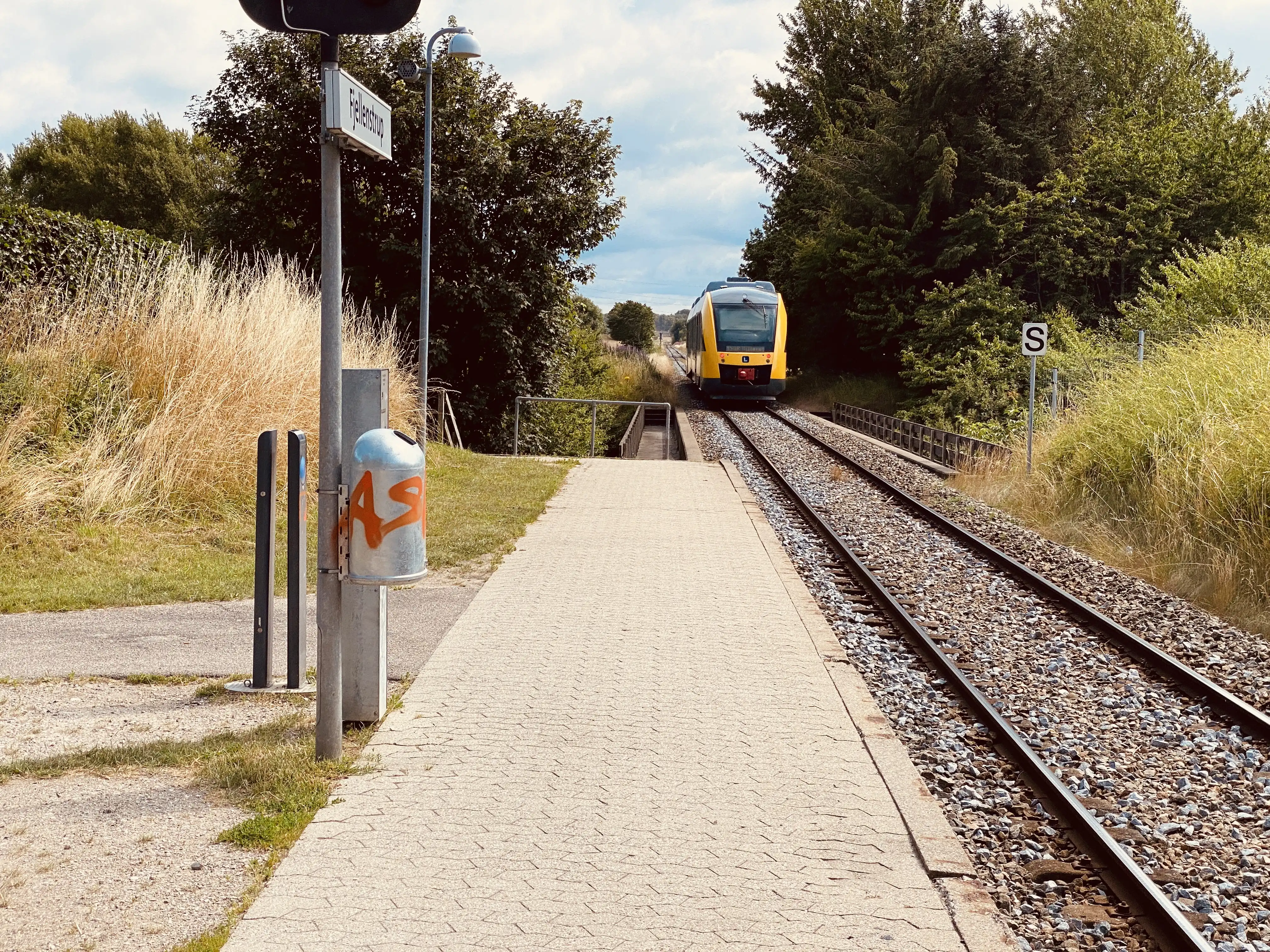 Billede af tog ud for Fjellenstrup Trinbræt. Billede af tog ud for Fjellenstrup Trinbræt.