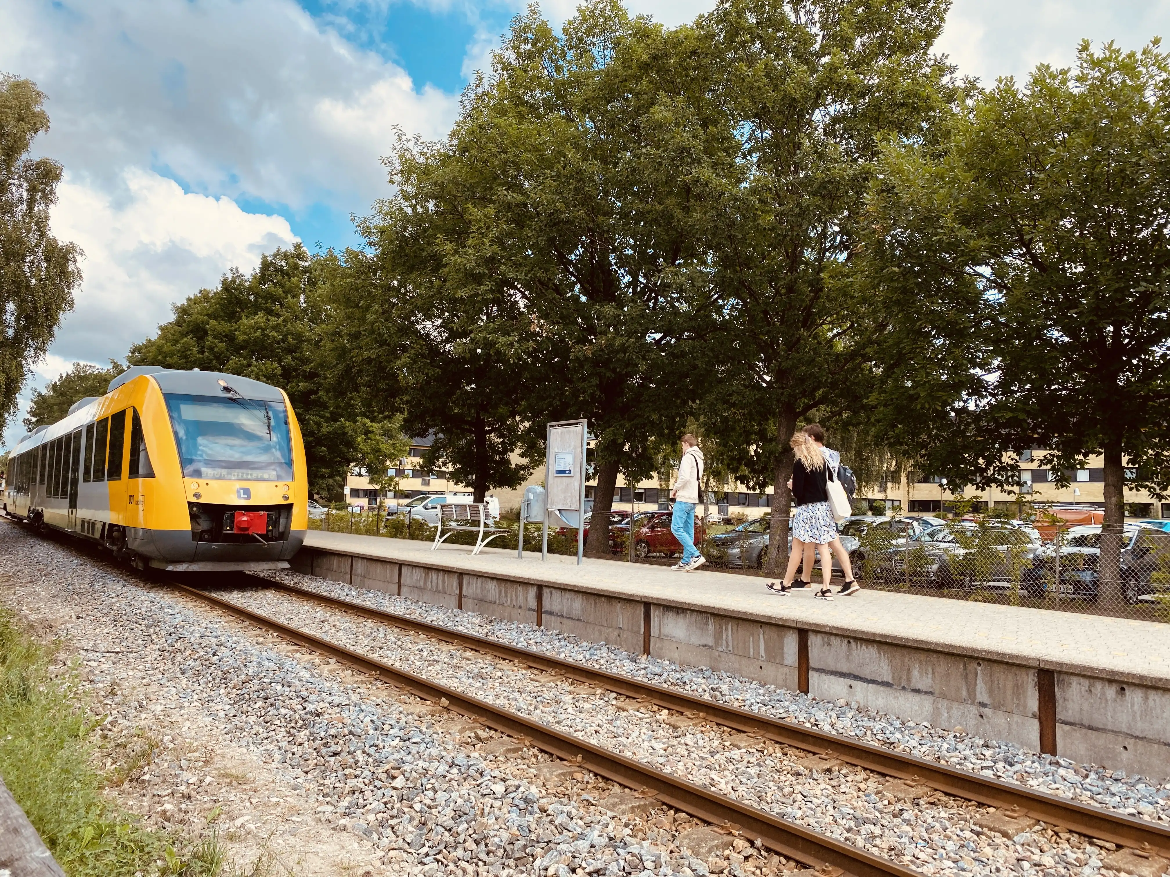 Billede af tog ud for Slotspavillonen Trinbræt.