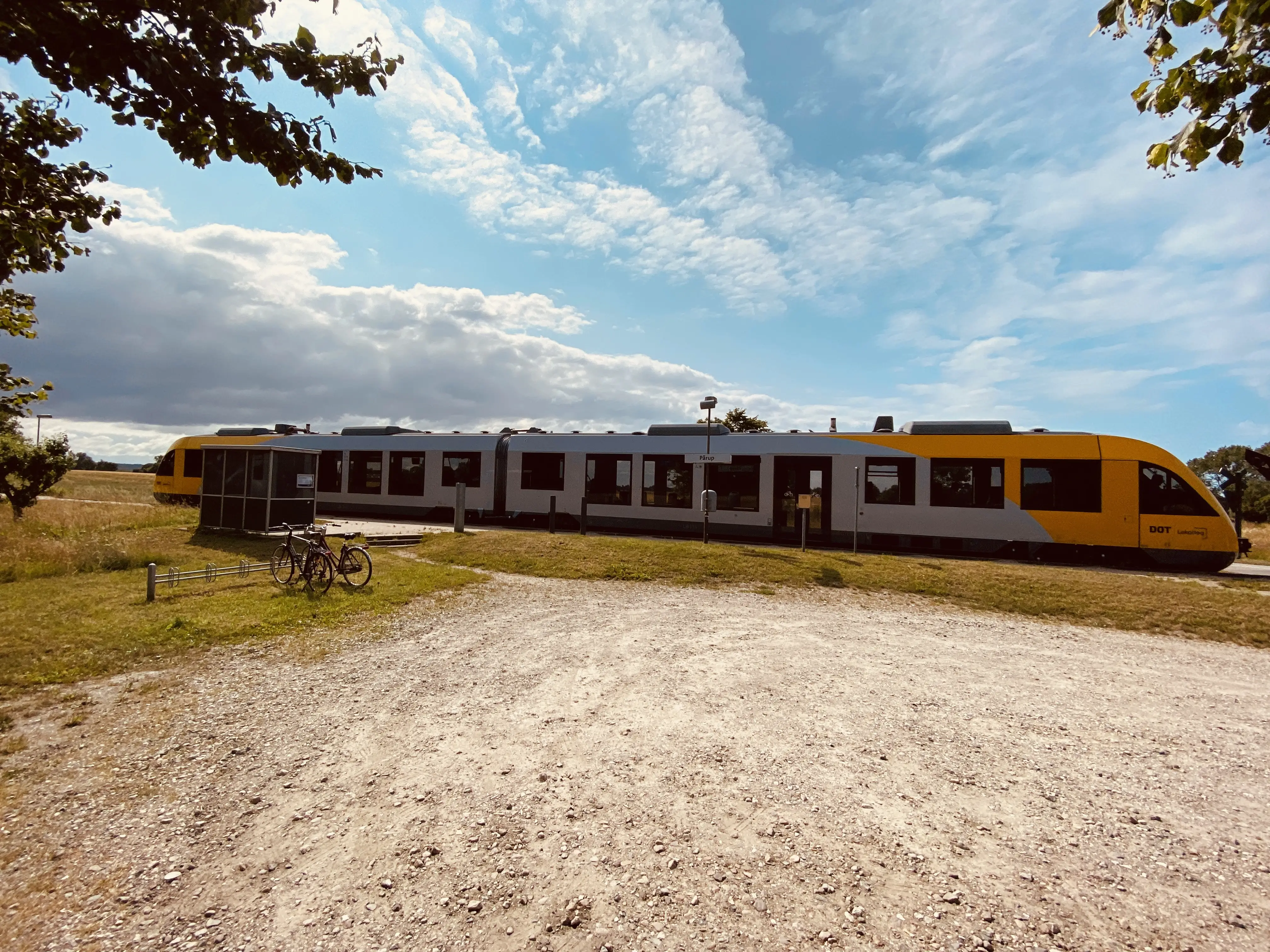 Billede af tog ud for Pårup Trinbræt. Billede af tog ud for Pårup Trinbræt.