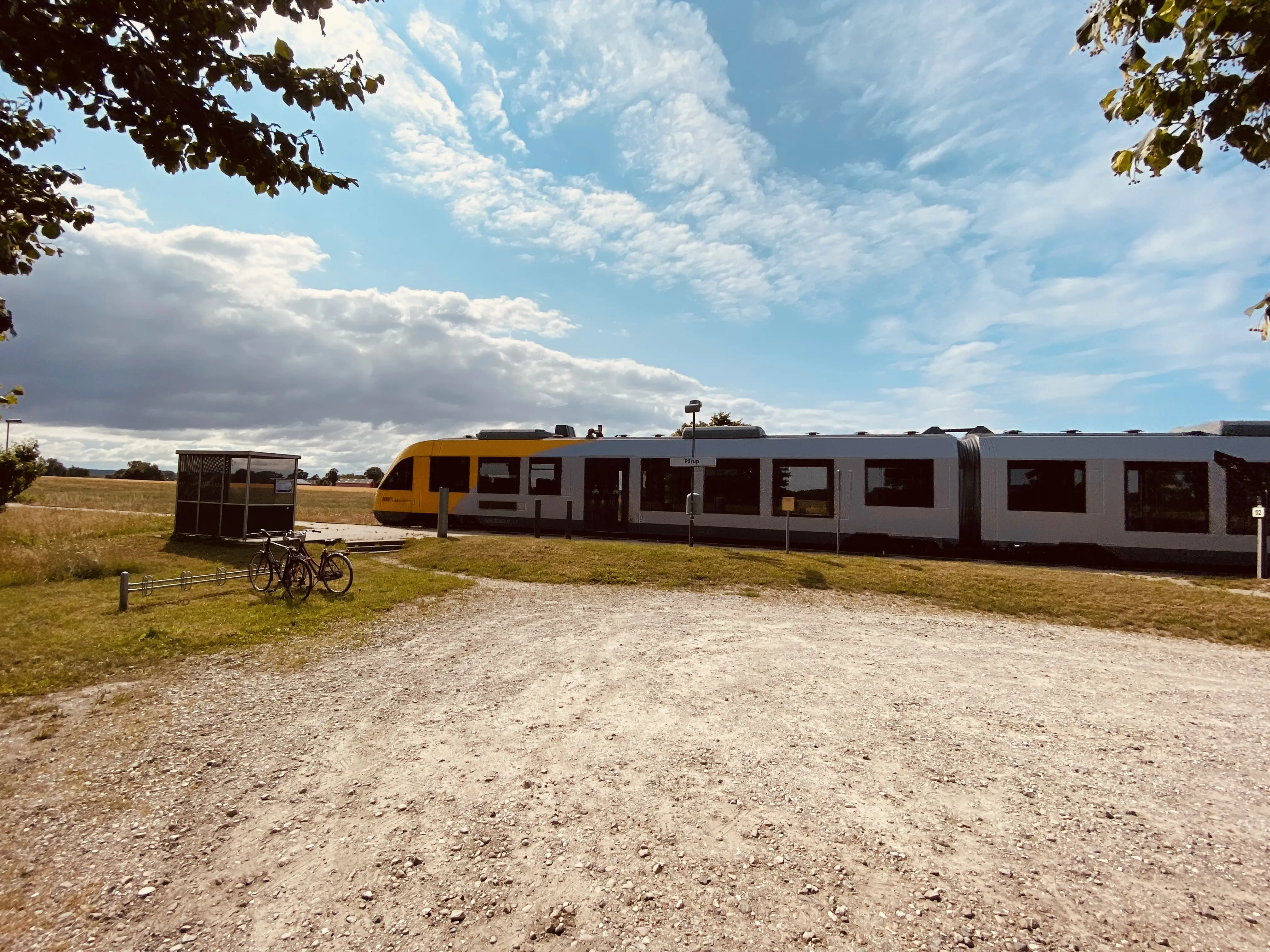 Billede af tog ud for Pårup Trinbræt. Billede af tog ud for Pårup Trinbræt.