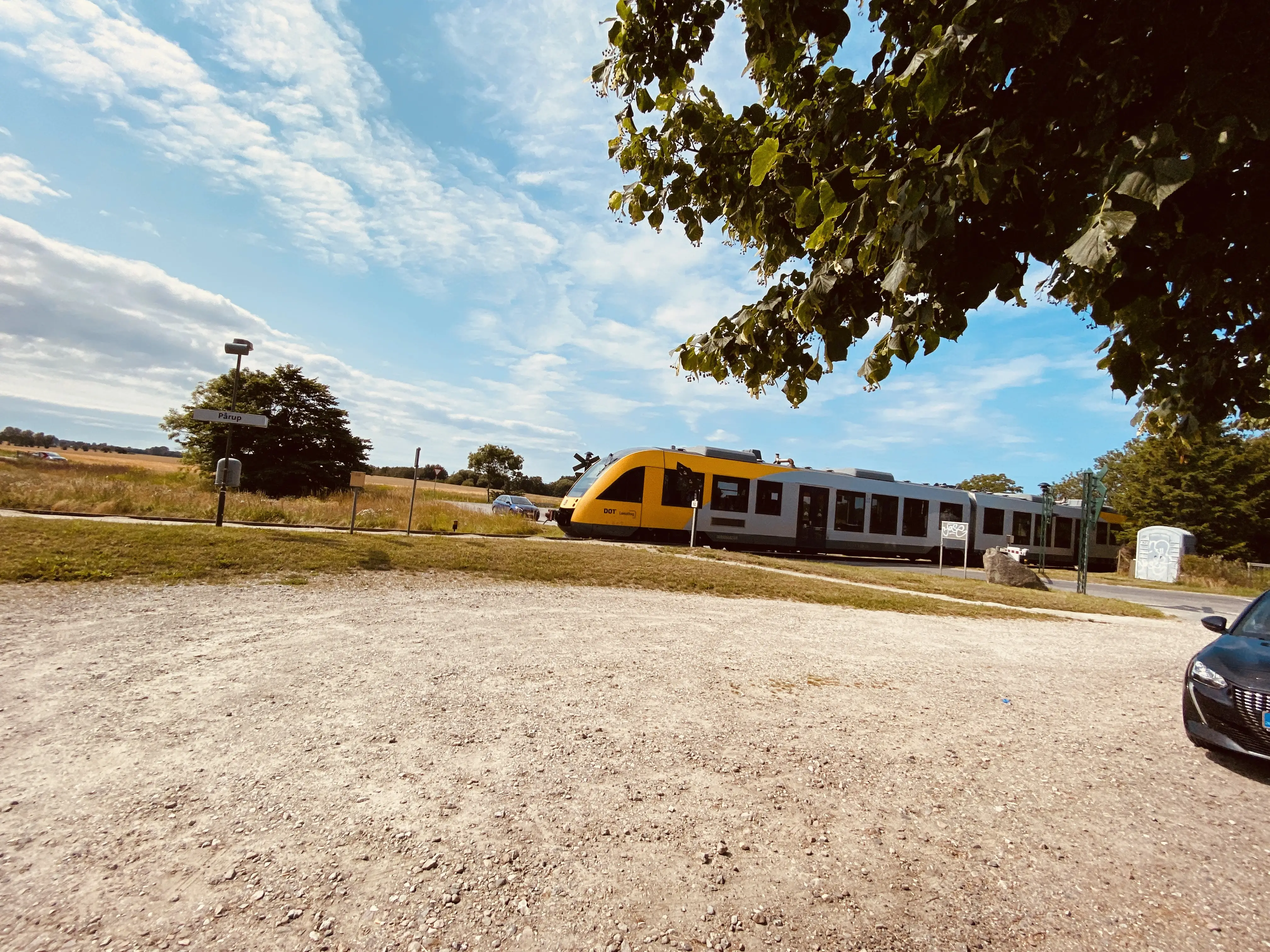 Billede af tog ud for Pårup Trinbræt. Billede af tog ud for Pårup Trinbræt.