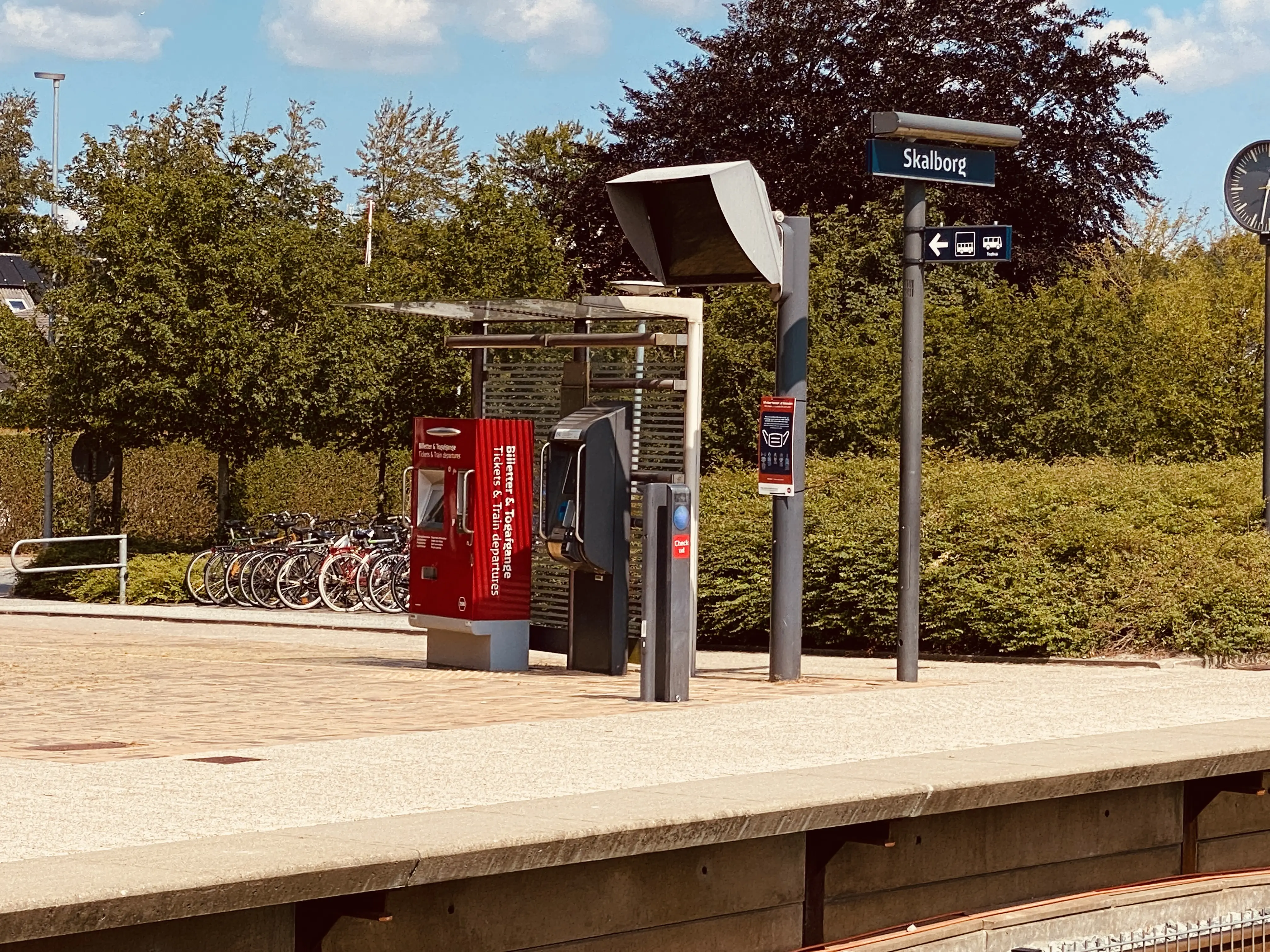 Billede af Skalborg Station - Station er nedrevet, men Skalborg Station har ligget her bag billetautomaten. Billede af Skalborg Station - Station er nedrevet, men Skalborg Station har ligget her bag billetautomaten.