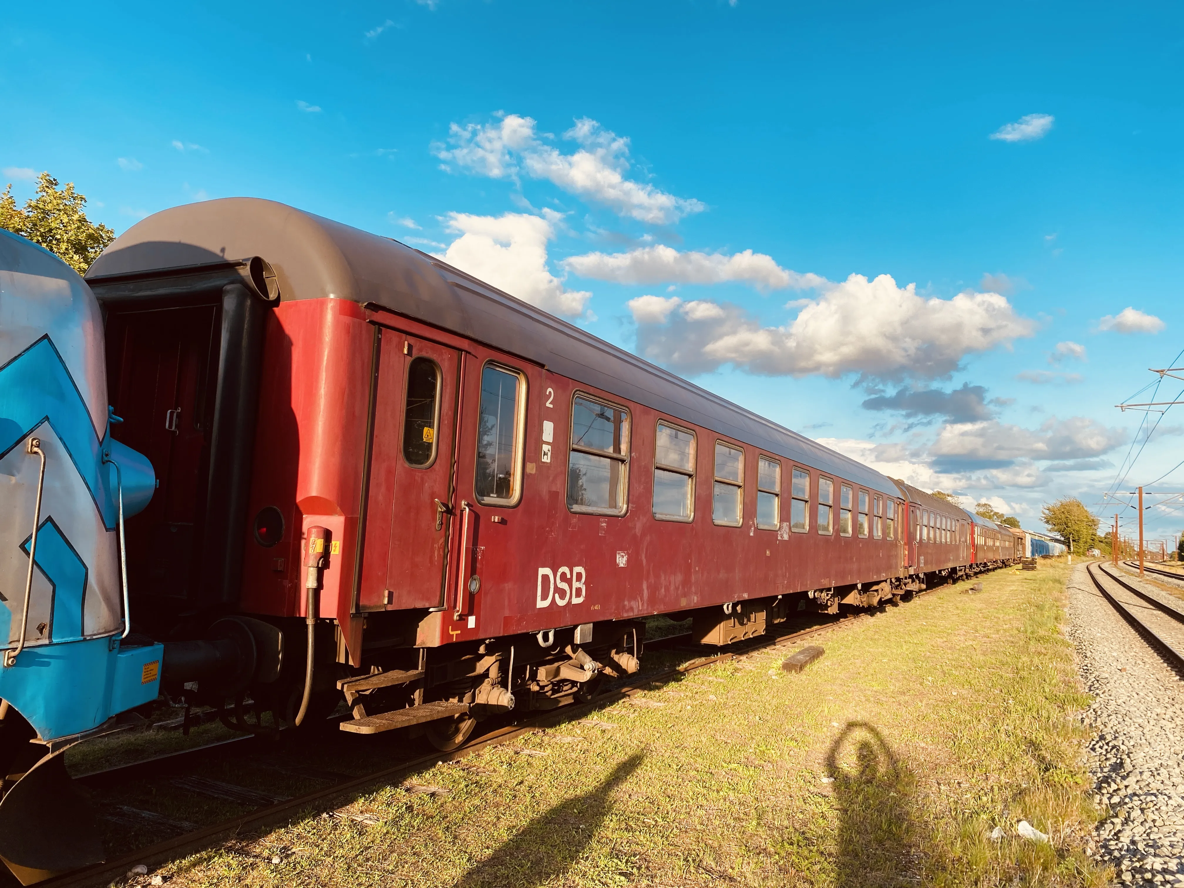 Billede af tog ud for Marslev Station.