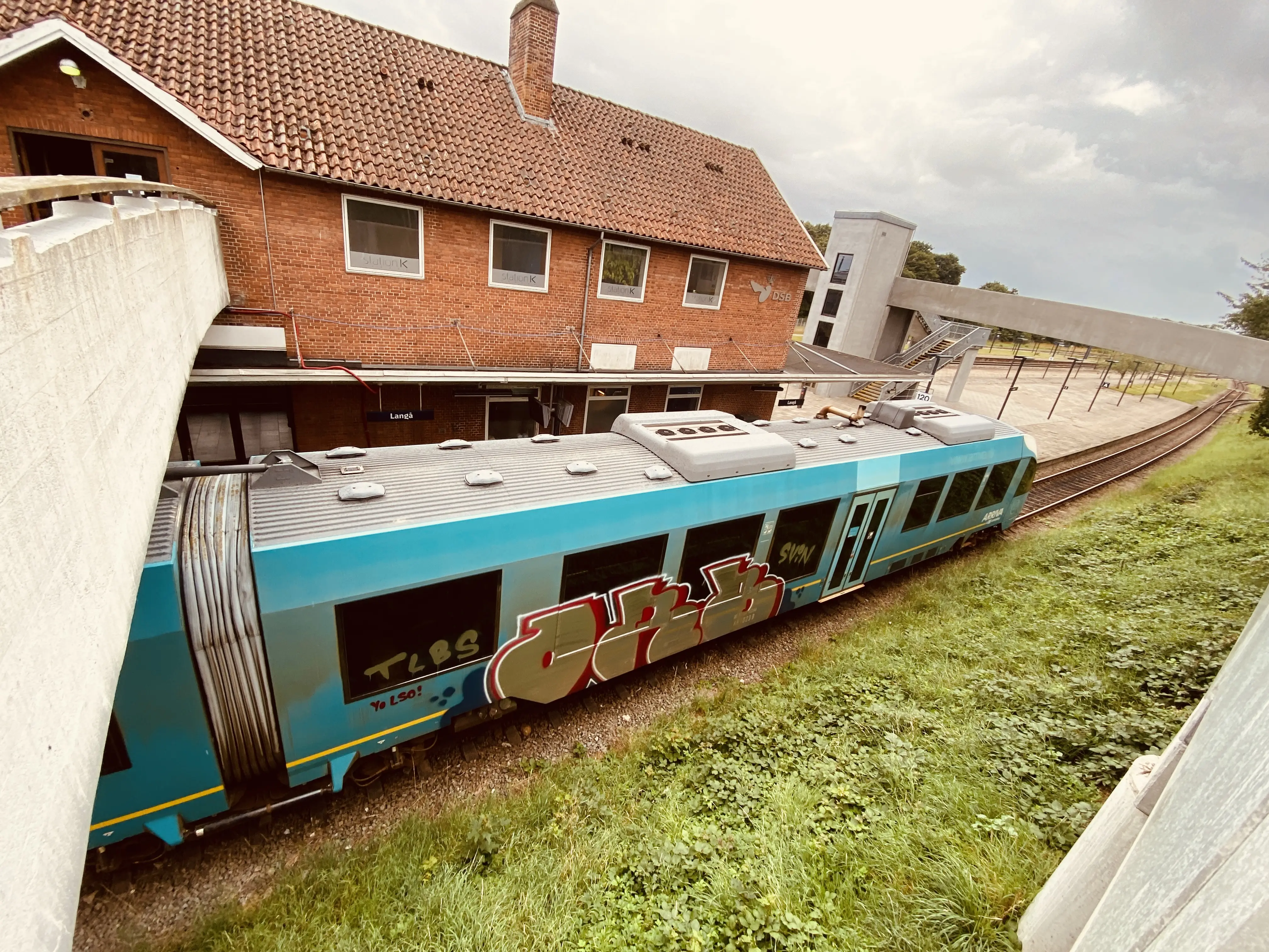 Billede af tog ud for Langå Station.