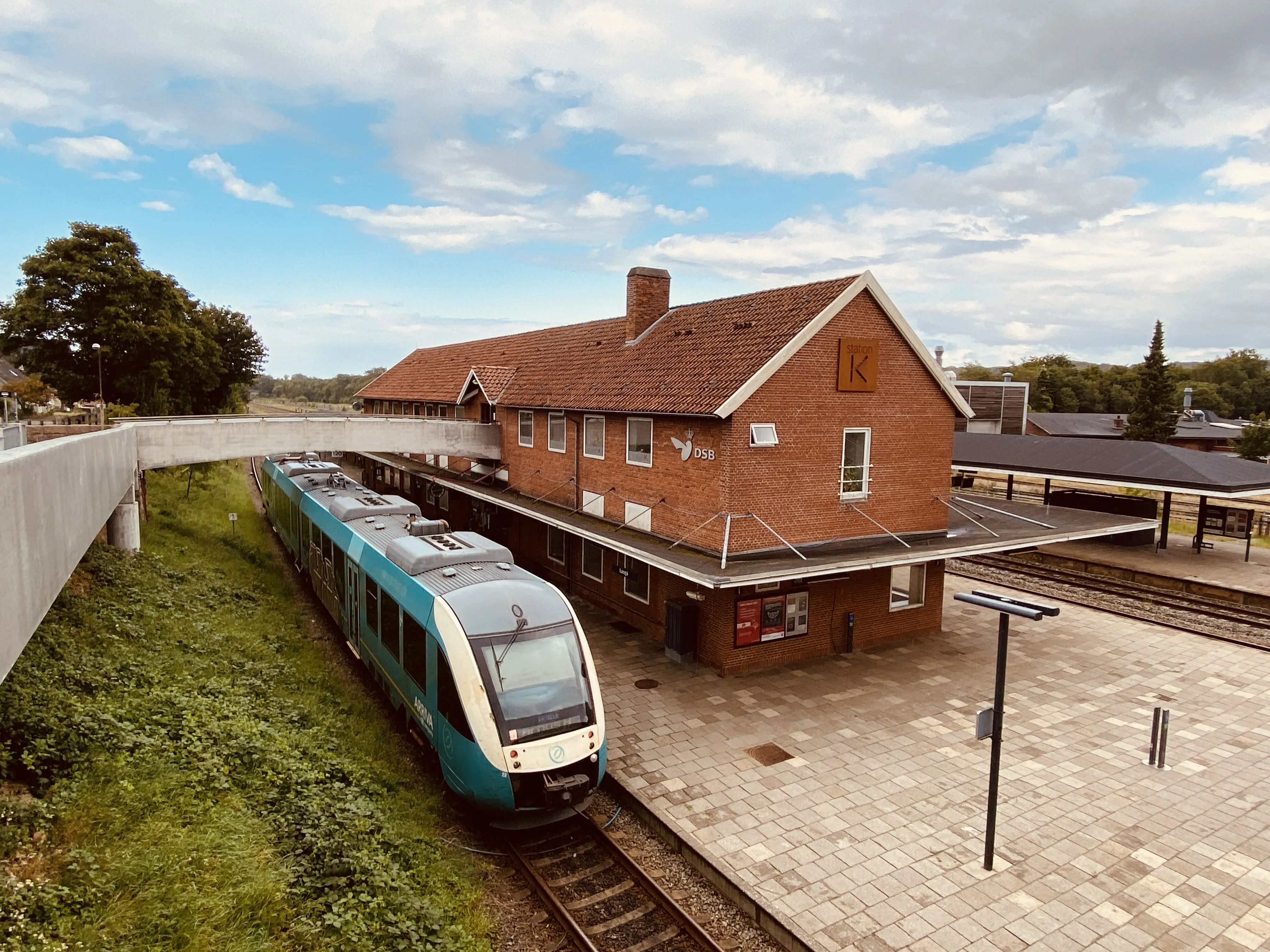 Billede af tog ud for Langå Station.