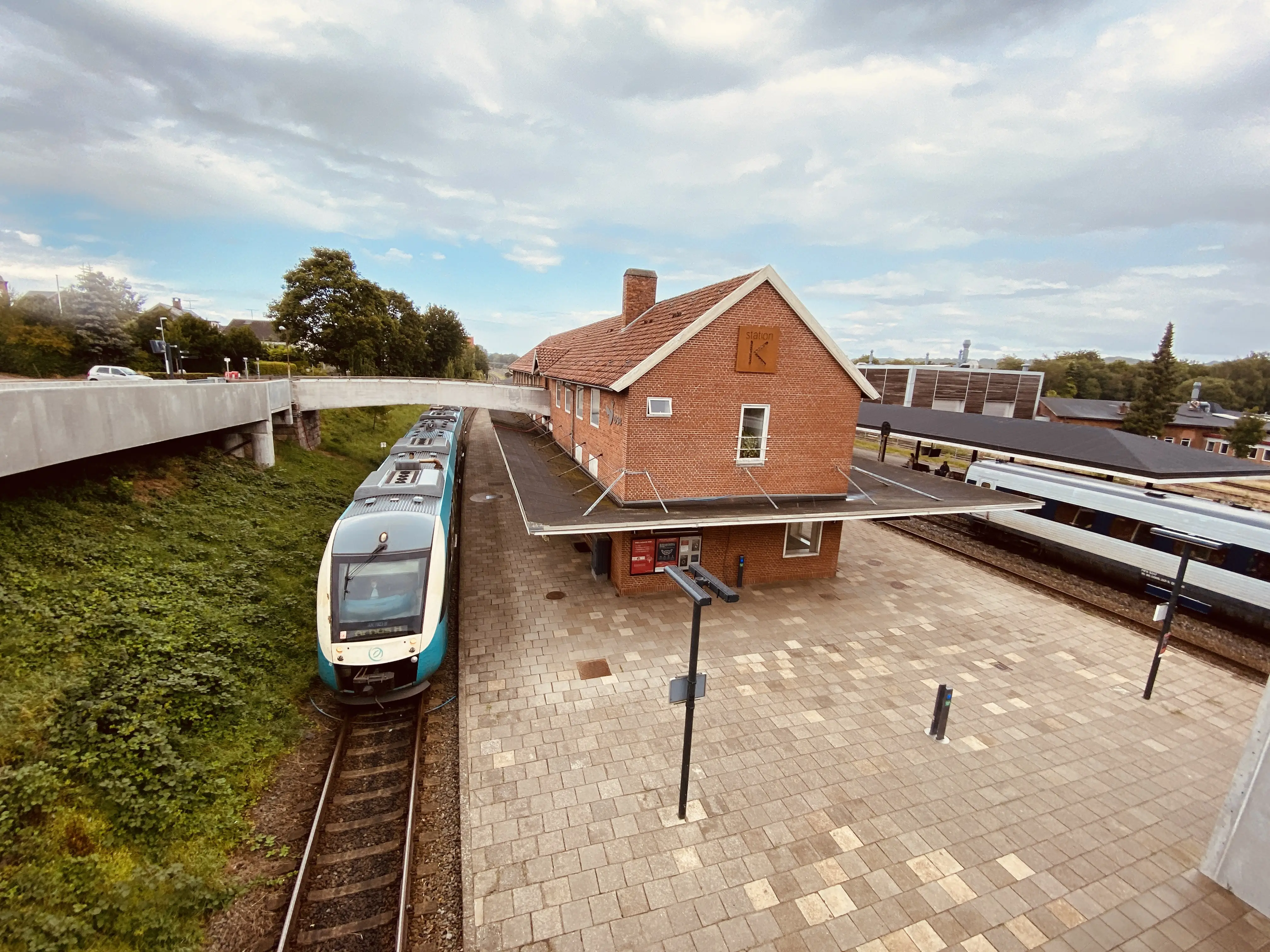 Billede af tog ud for Langå Station.