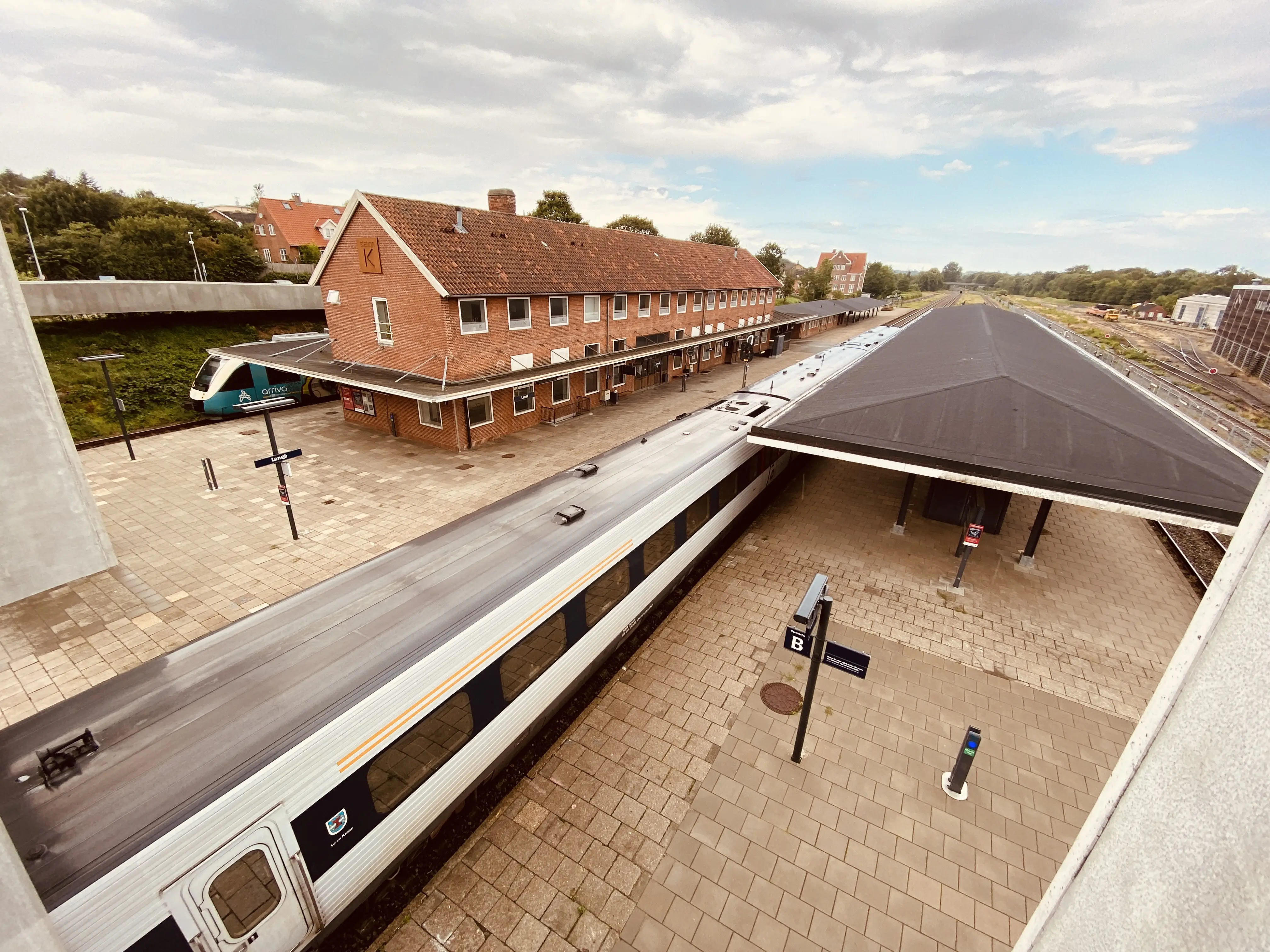 Billede af tog ud for Langå Station.