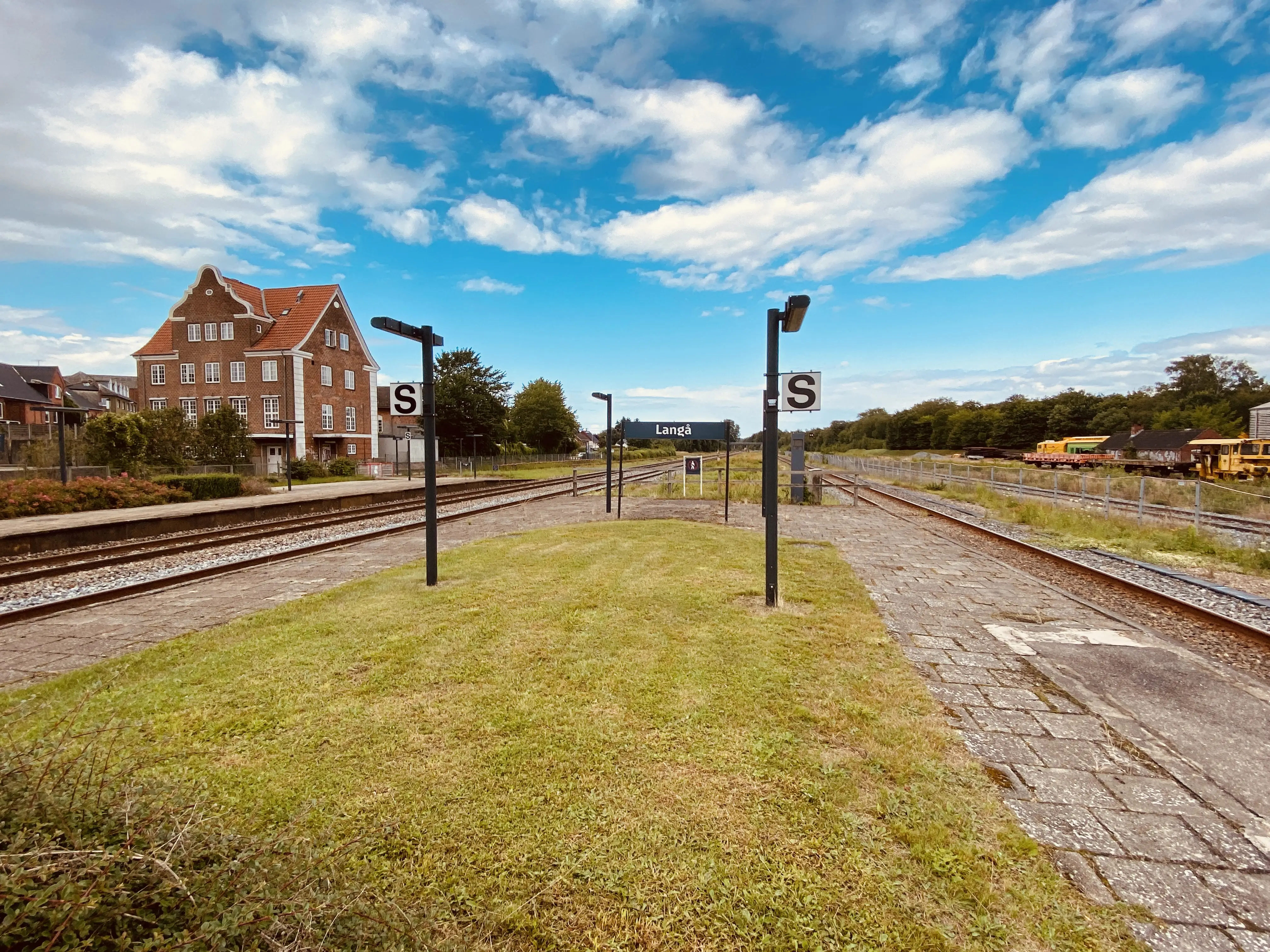 Billede af Langå Stations ind og udkørsel med det gamle posthus bagerst til venstre i billedet.