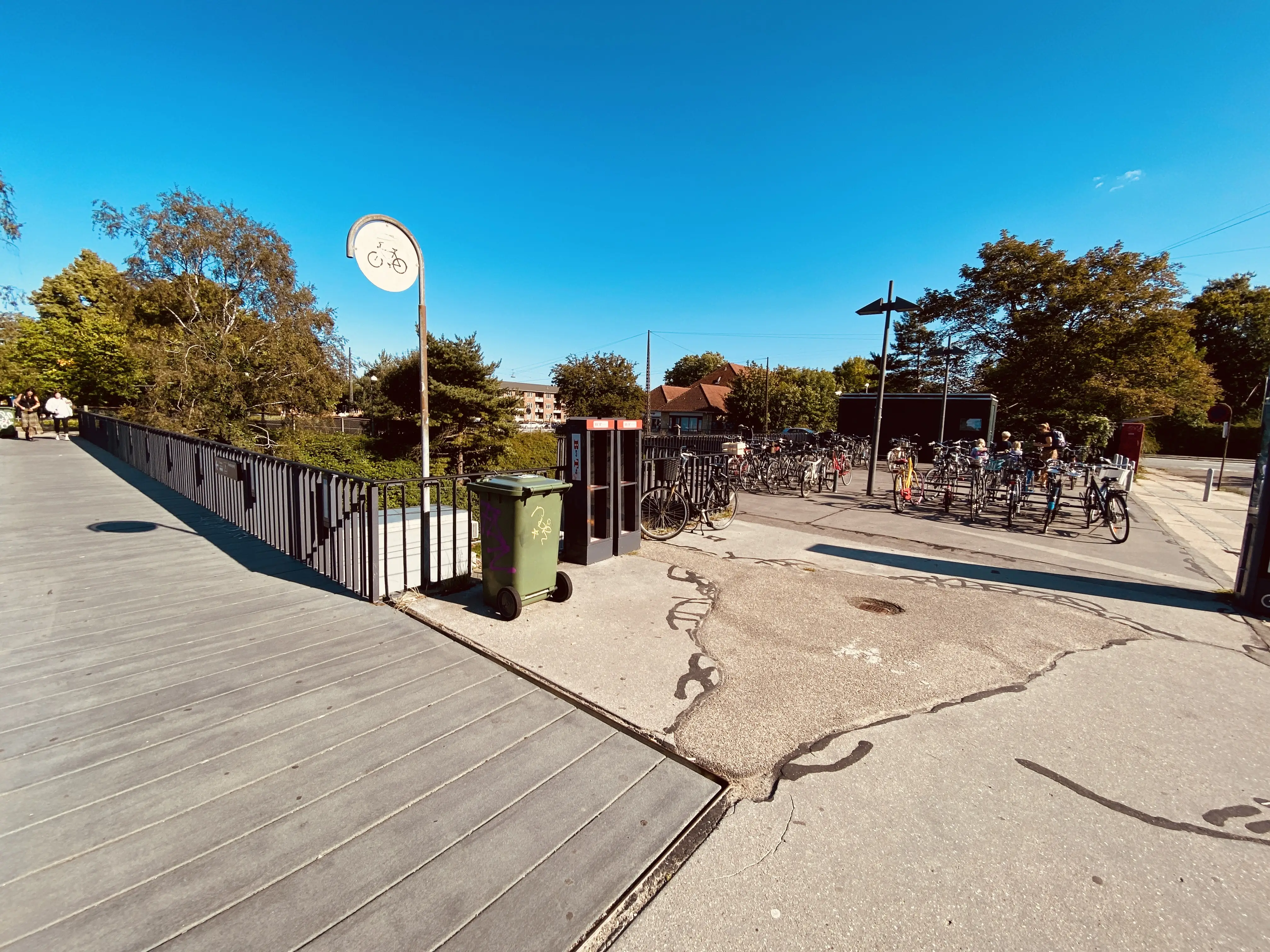 Billede af Emdrup S-togstrinbræt. Billede af Emdrup S-togstrinbræt.