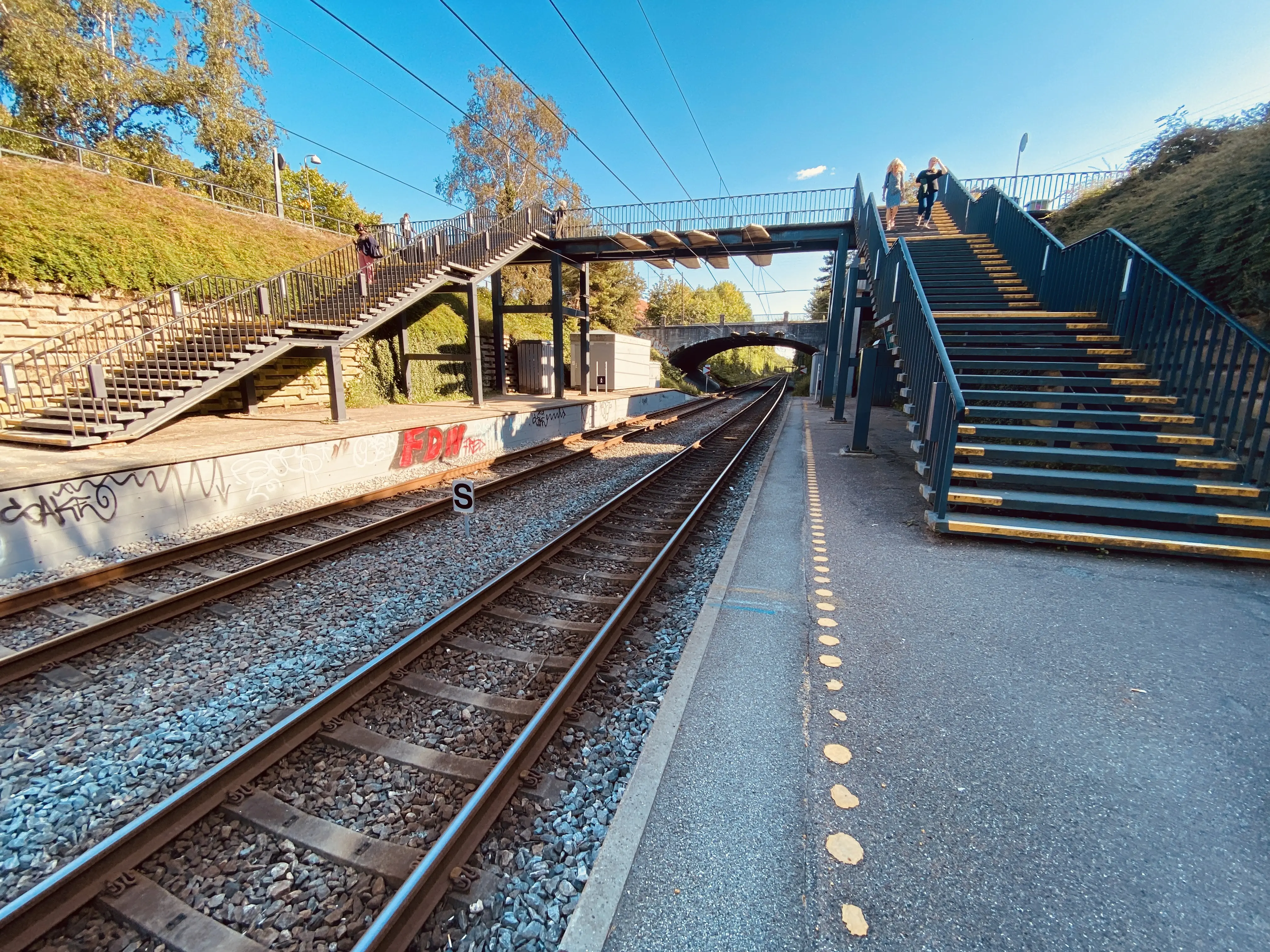 Billede af Emdrup S-togstrinbræt. Billede af Emdrup S-togstrinbræt.