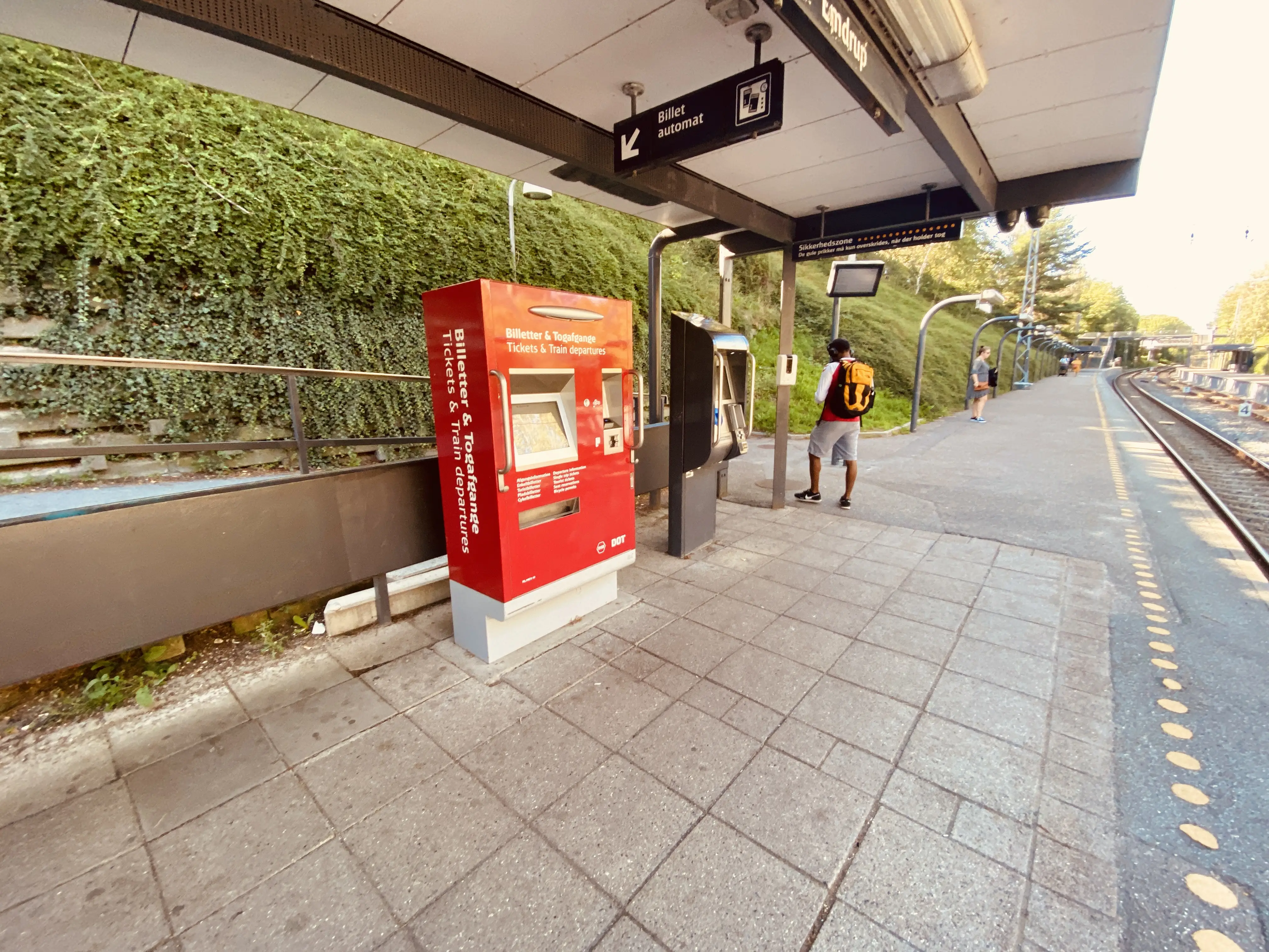 Billede af Emdrup S-togstrinbræt. Billede af Emdrup S-togstrinbræt.