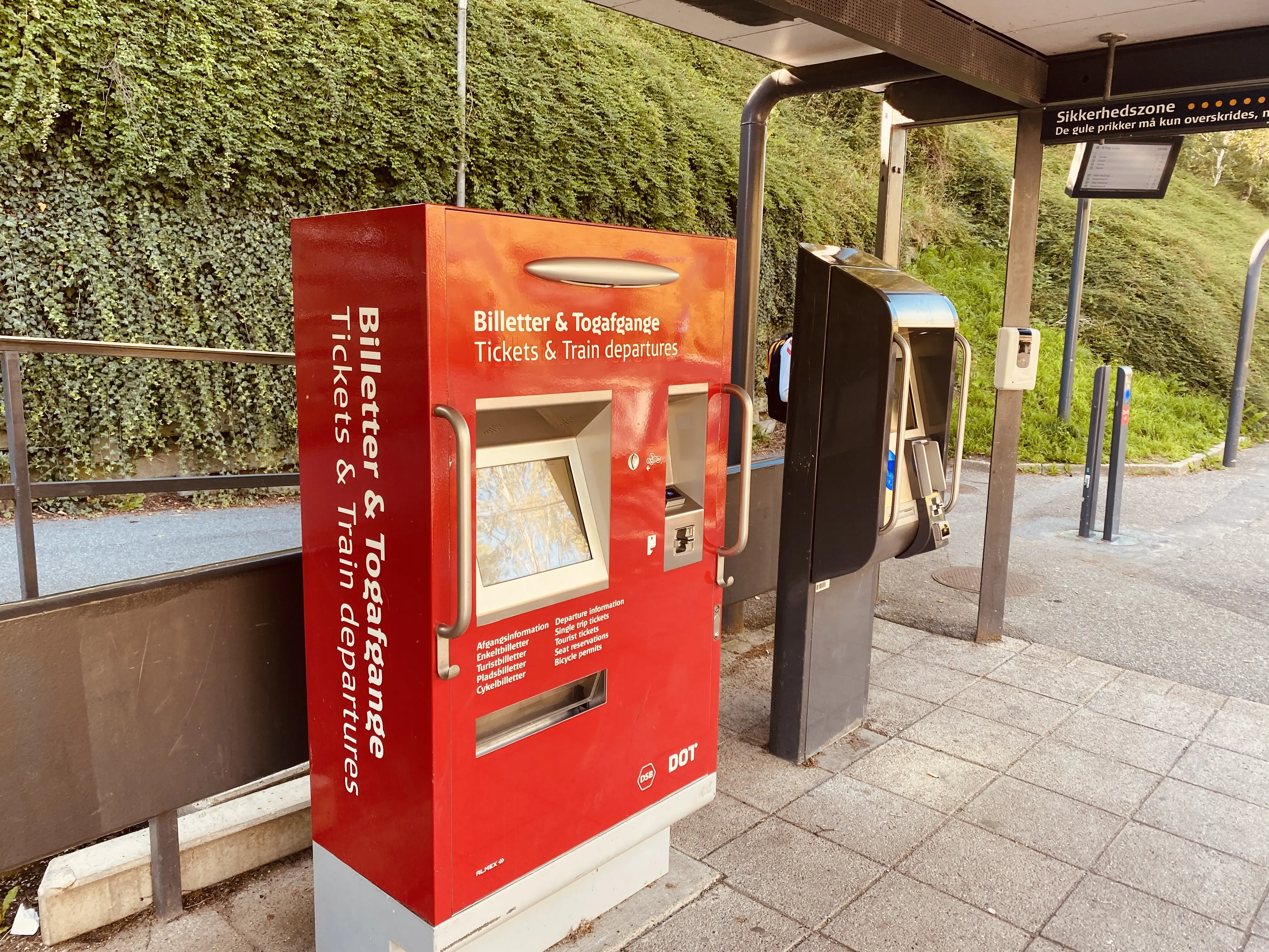 Billede af Emdrup S-togstrinbræt. Billede af Emdrup S-togstrinbræt.