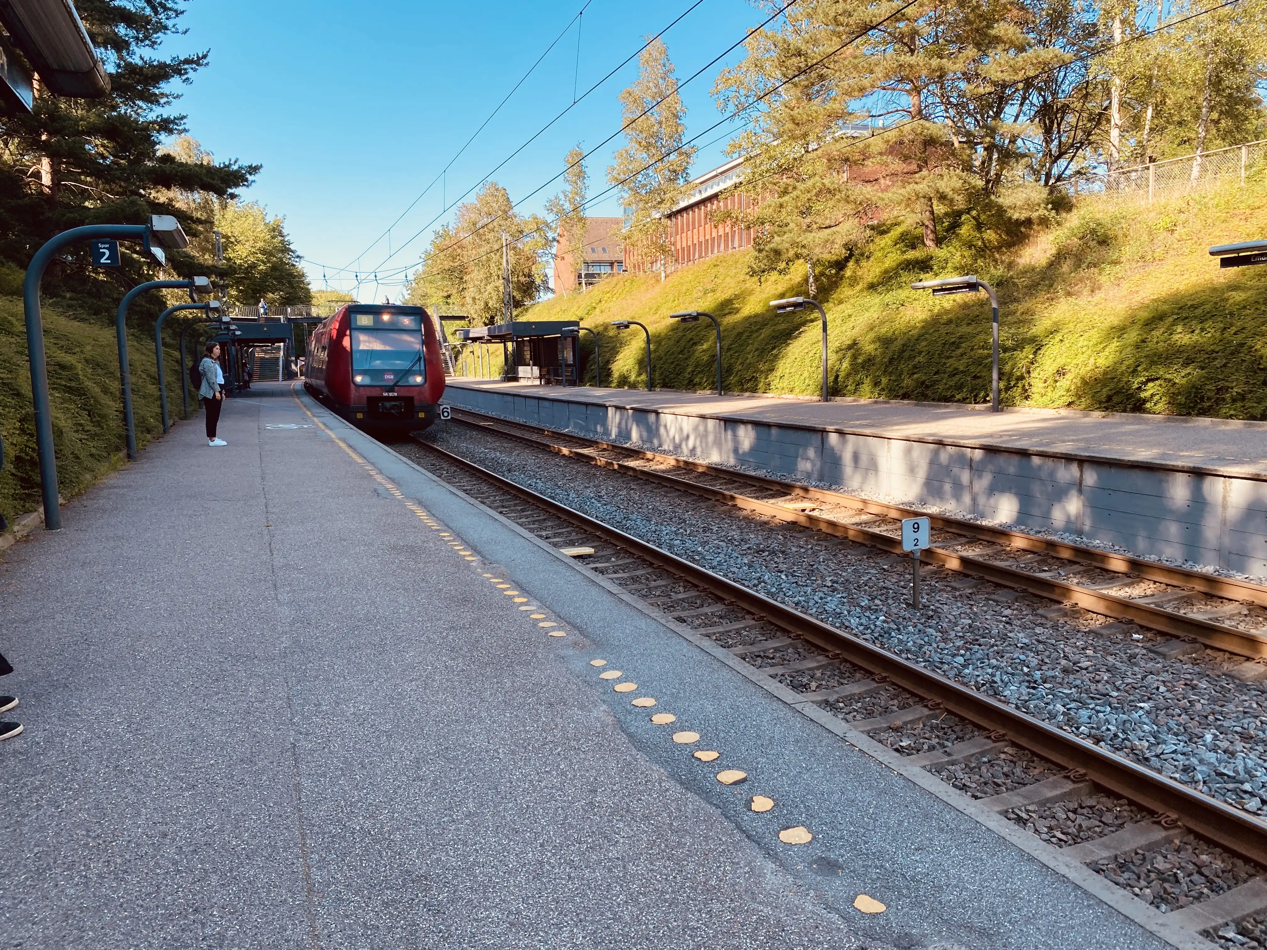 Billede af tog ud for Emdrup S-togstrinbræt. Billede af tog ud for Emdrup S-togstrinbræt.