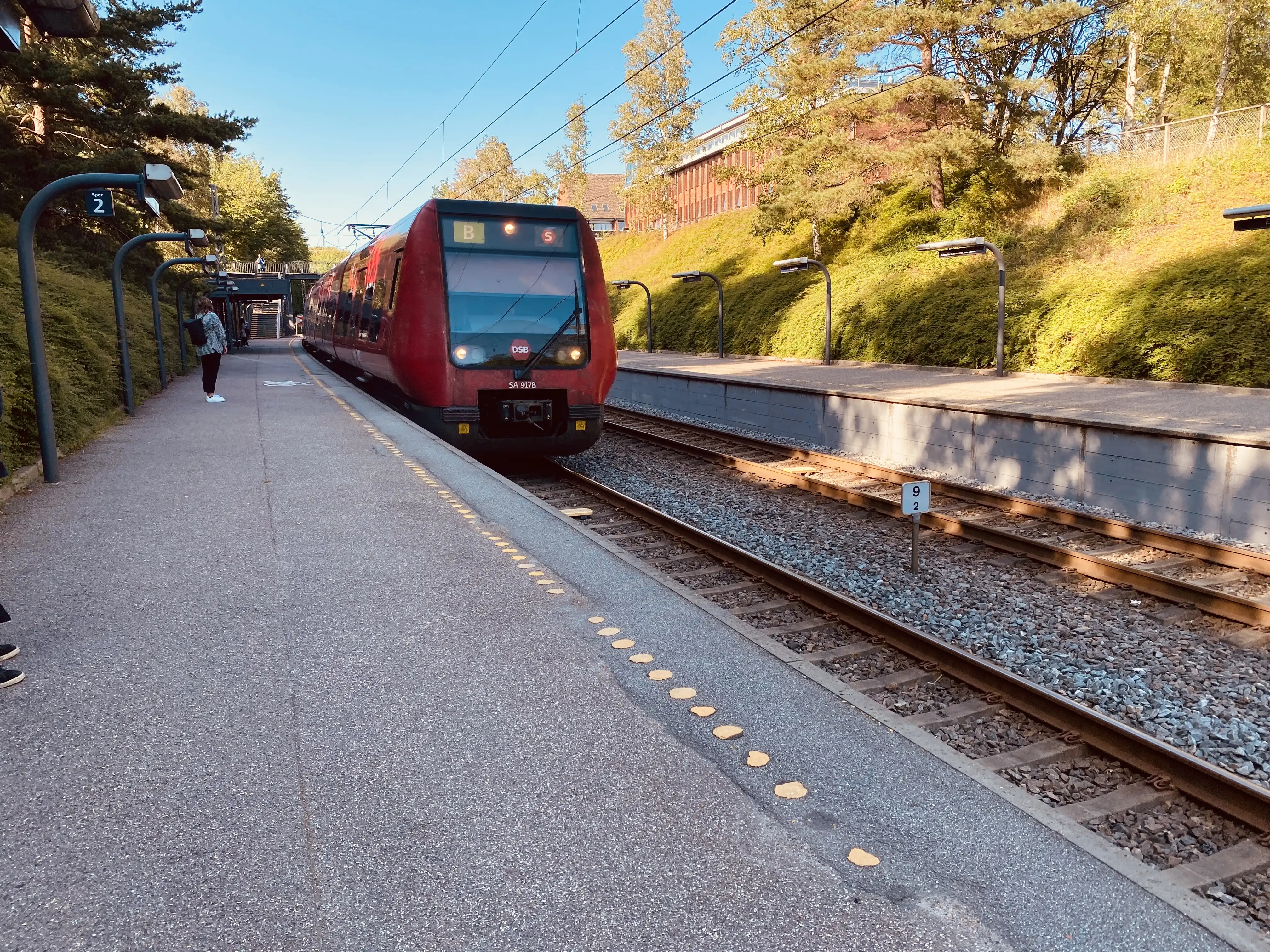 Billede af tog ud for Emdrup S-togstrinbræt. Billede af tog ud for Emdrup S-togstrinbræt.