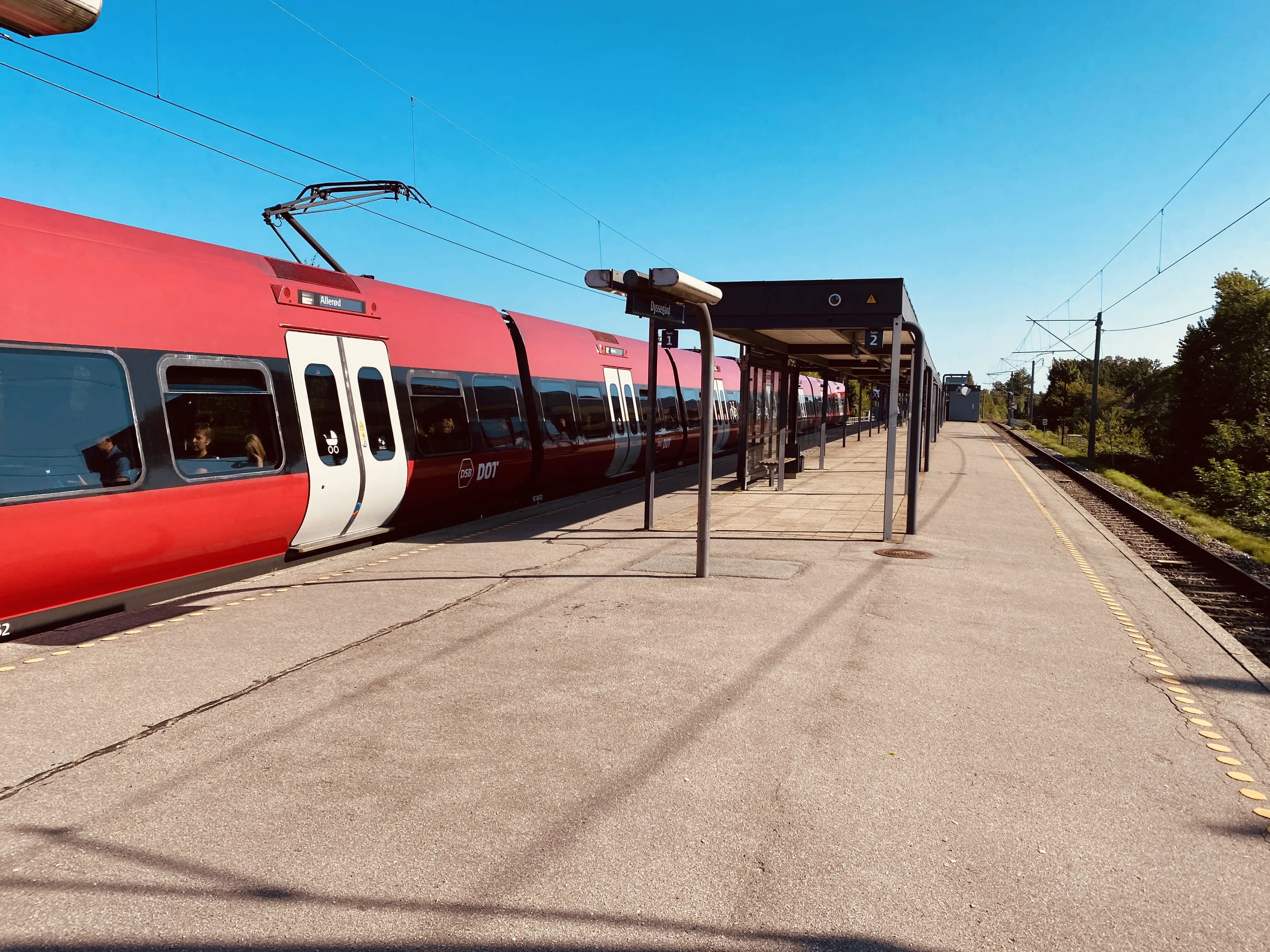 Billede af tog ud for Dyssegård S-togstrinbræt.