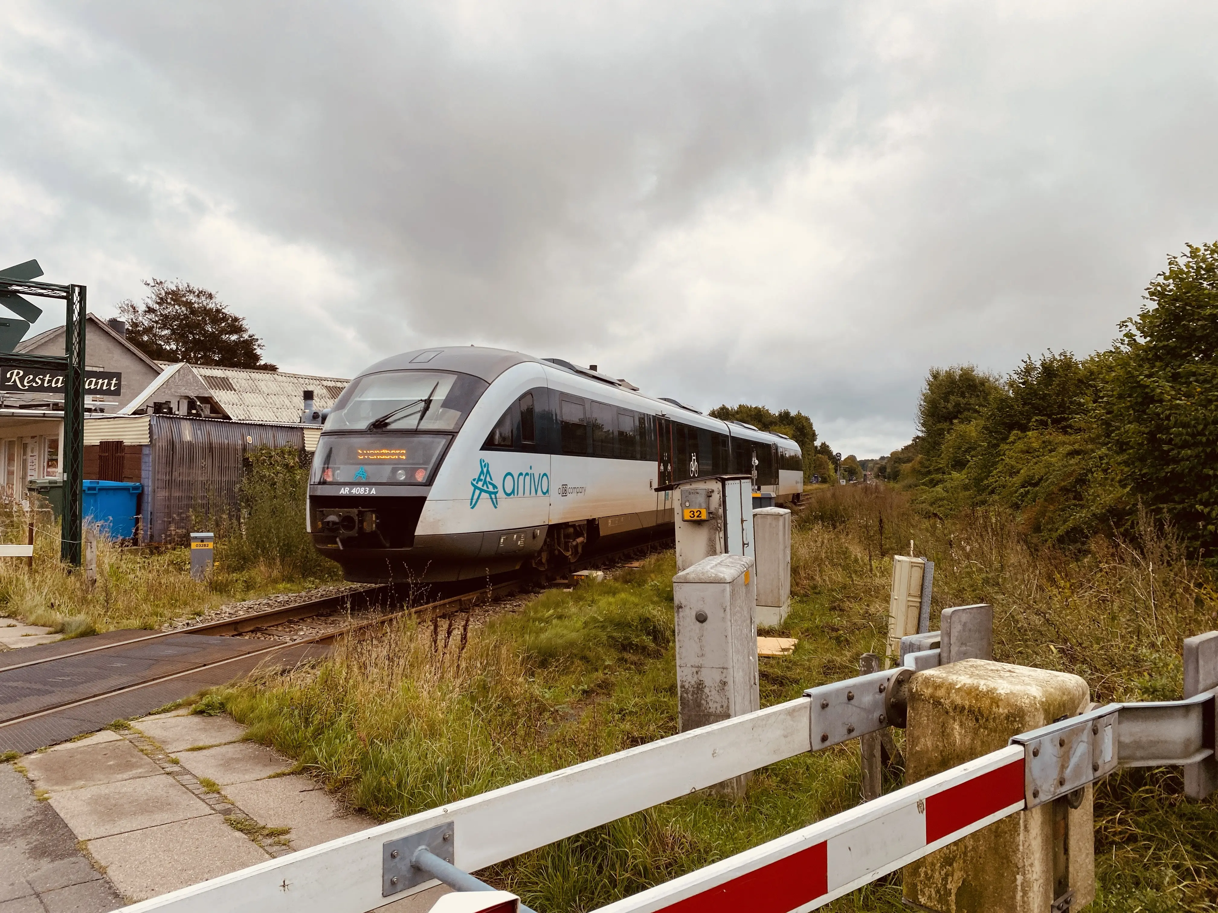 Billede af ARRIVA AR 4083, tidligere DSB MQ 4123-4923 fotograferet ud for Årslev Station.