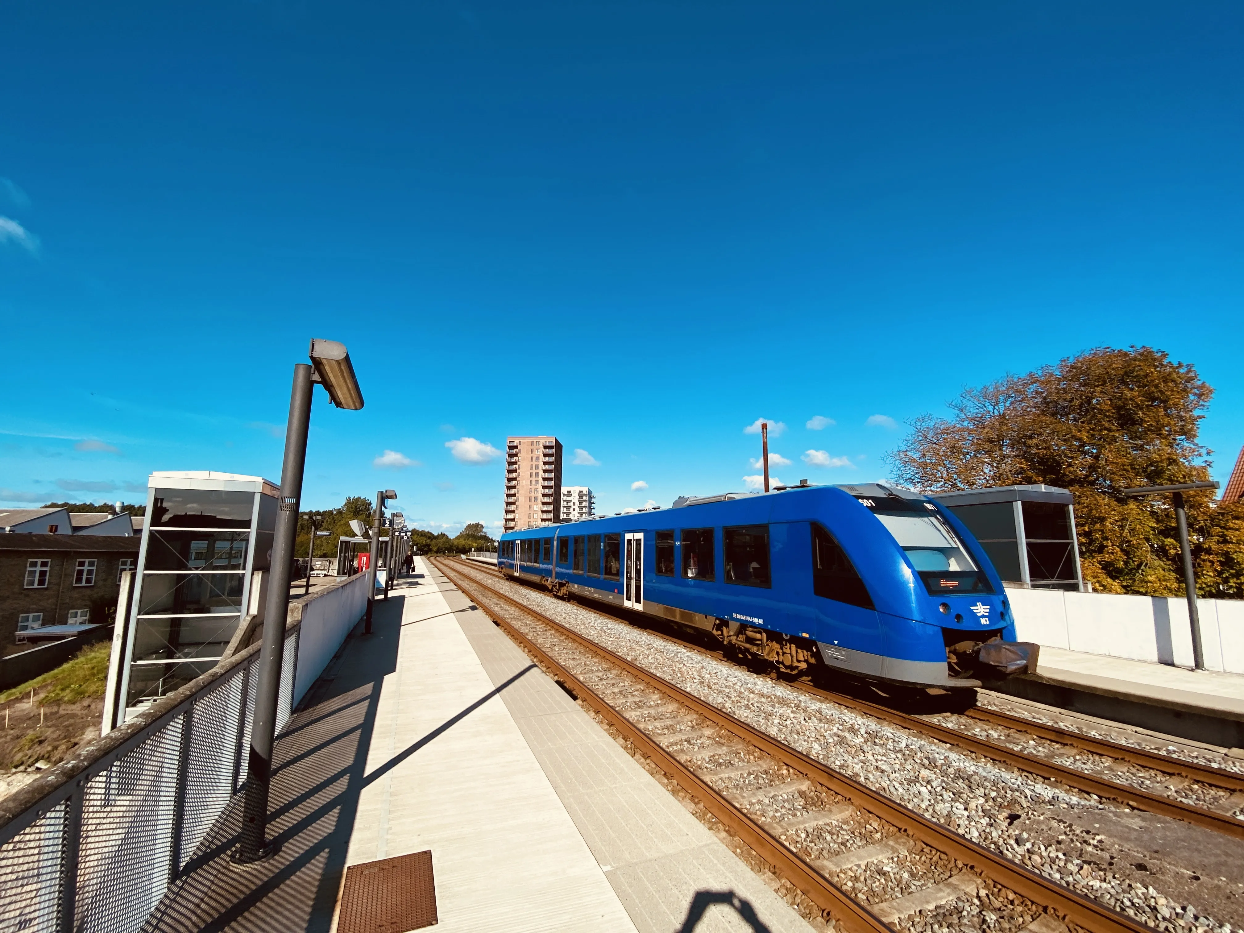 Billede af tog ud for Aalborg Vestby Trinbræt. Billede af tog ud for Aalborg Vestby Trinbræt.