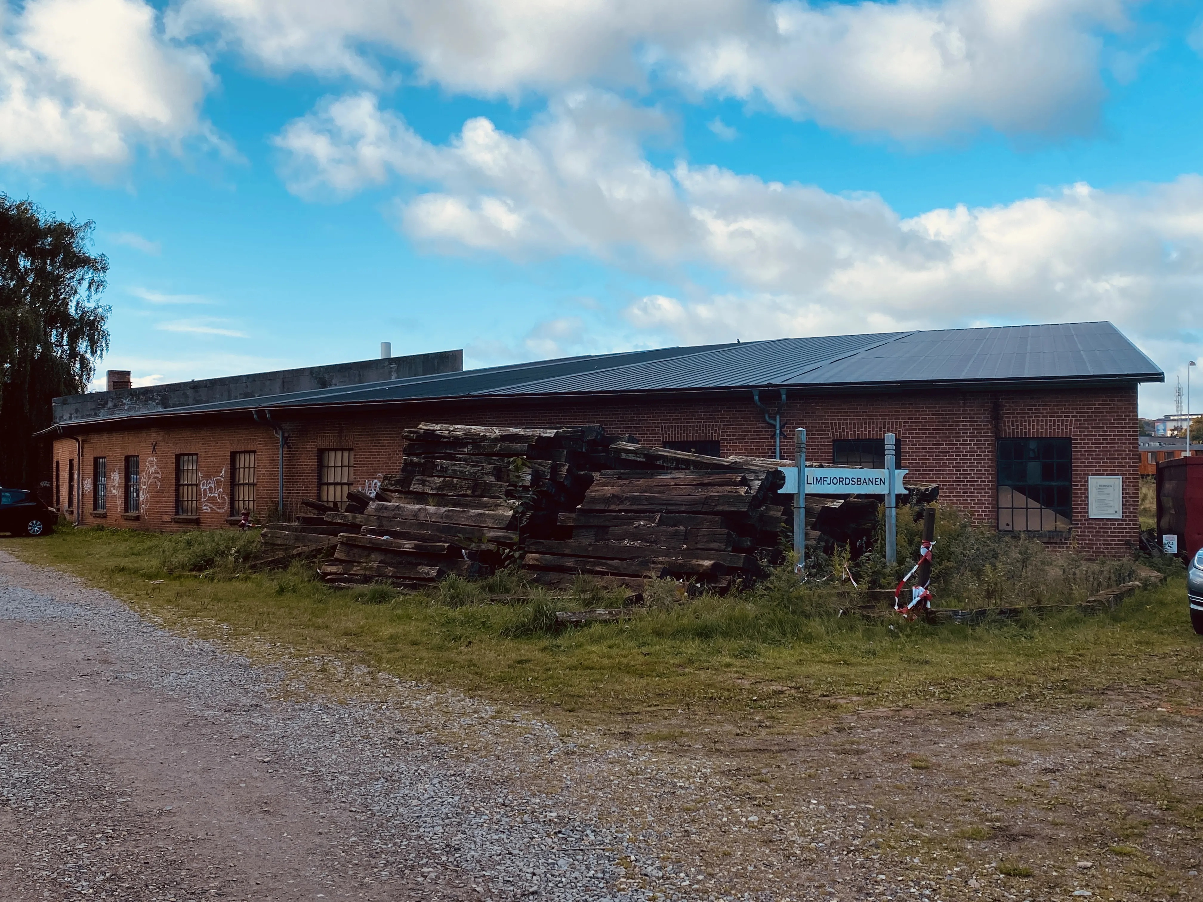 Billede af Aalborg Privatbane Godsbanegårds remiseområde. Billede af Aalborg Privatbane Godsbanegårds remiseområde.