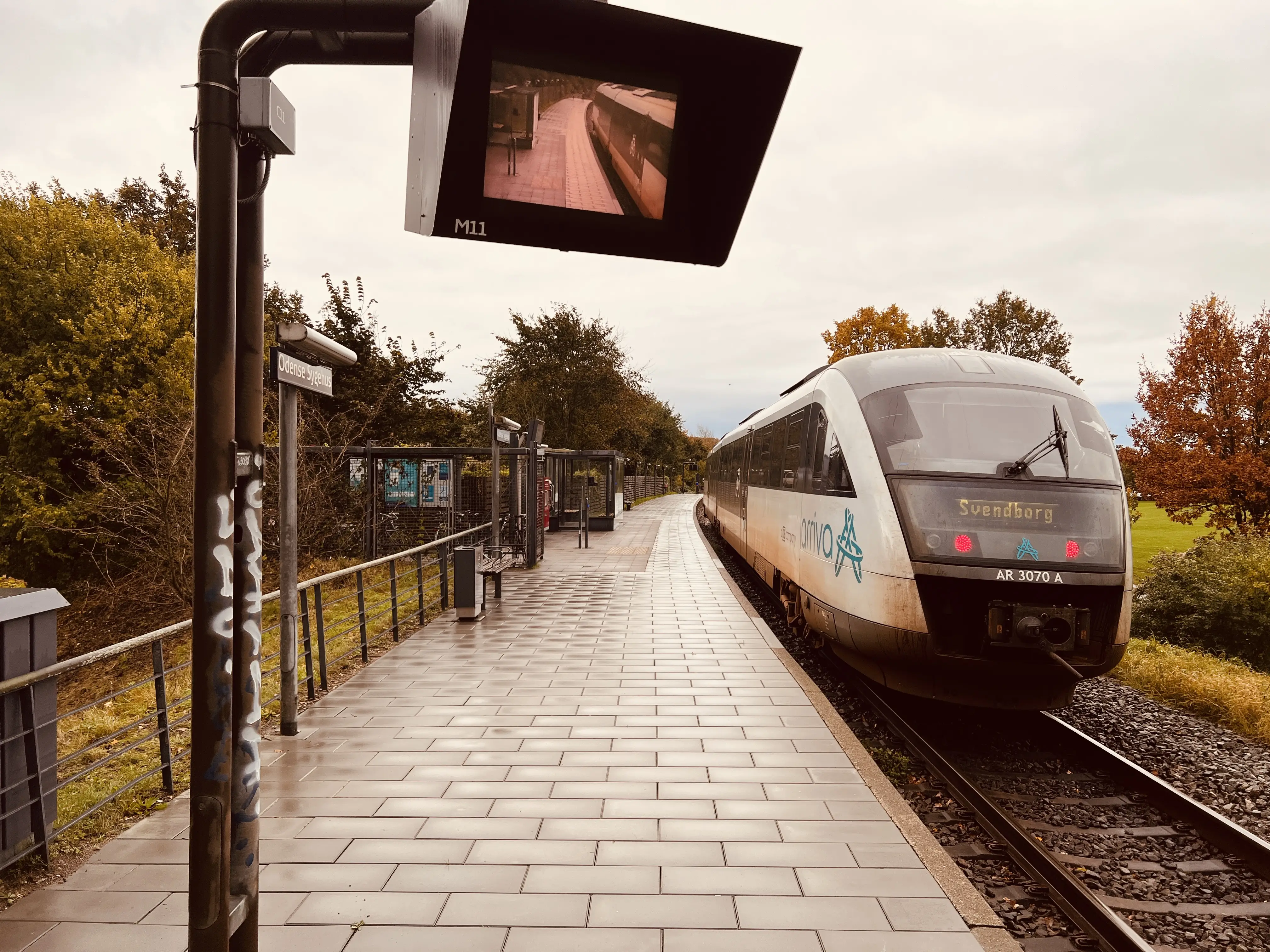 Billede af tog ud for Odense Sygehus Trinbræt.