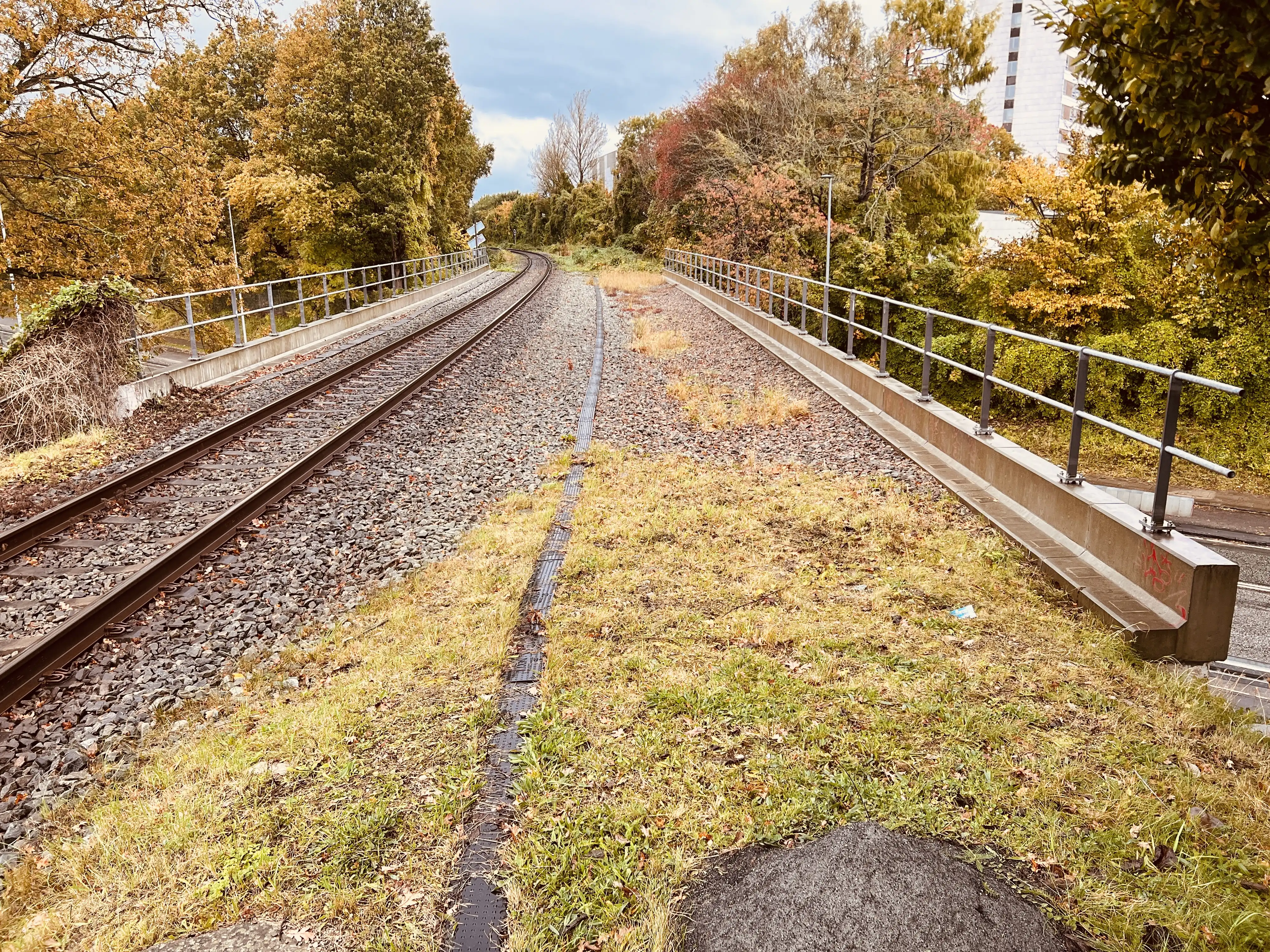 Billede af jernbanebroen ve Odense Sygehus Trinbræt. Broen er bygget til både at have et spor til Svendborgbanen og Faaborgbanen. I dag er der kun Svendborgbanens spor tilbage.