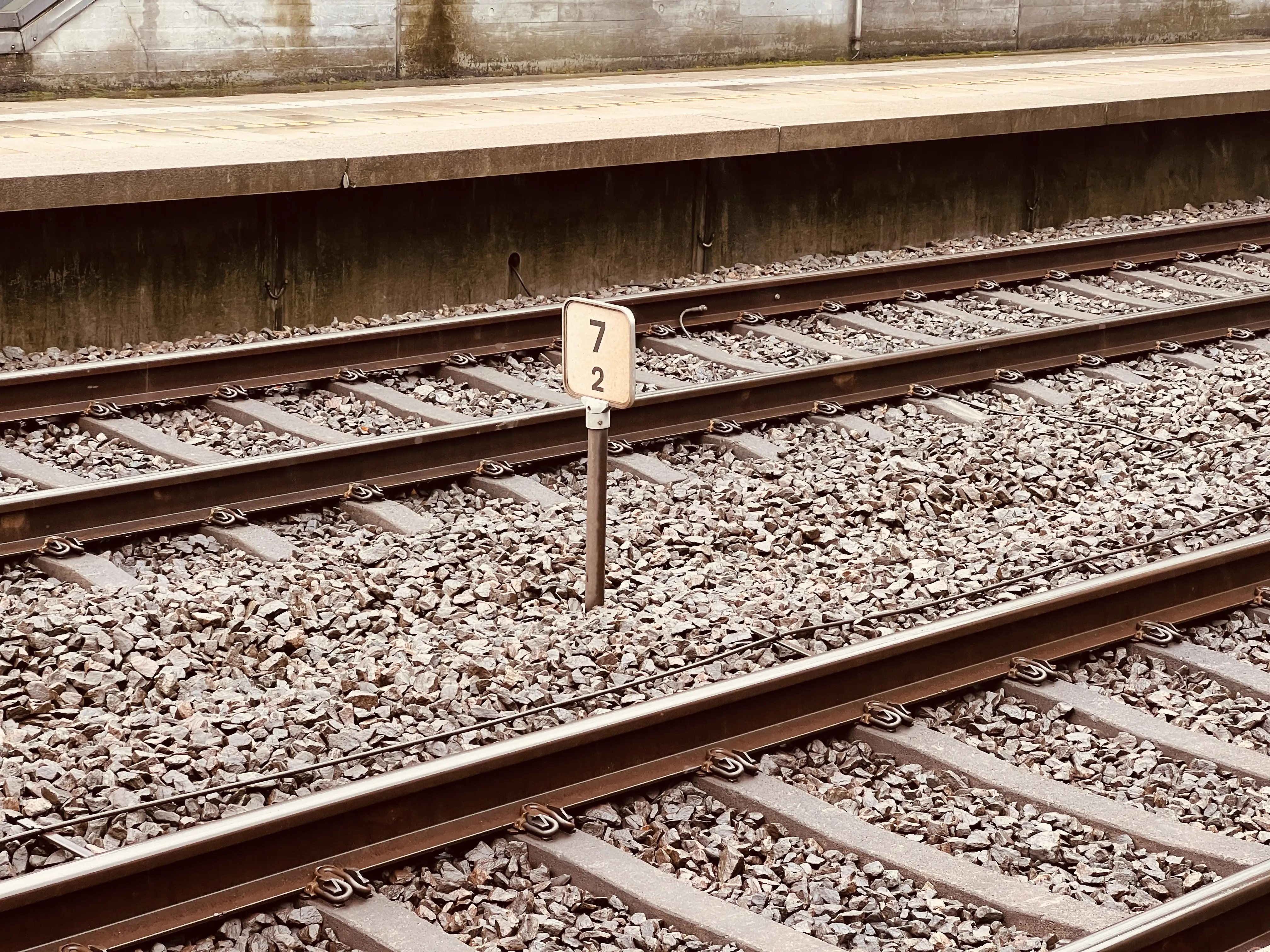 Billede af "kilometersten" på Ørestad Trinbræt.