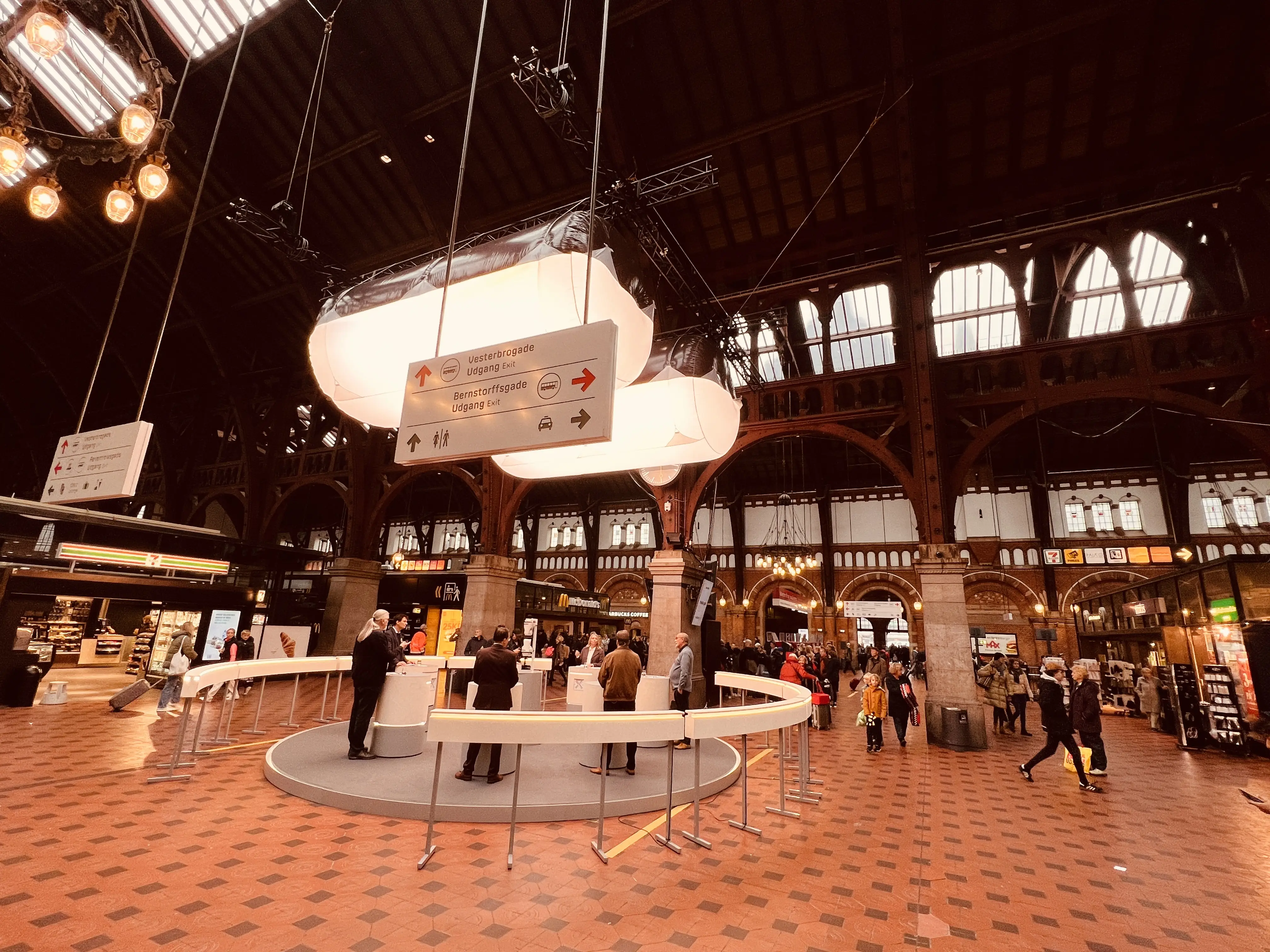 Billede af TV 2 Lorry på København Hovedbanegård. Billede af TV 2 Lorry på København Hovedbanegård.