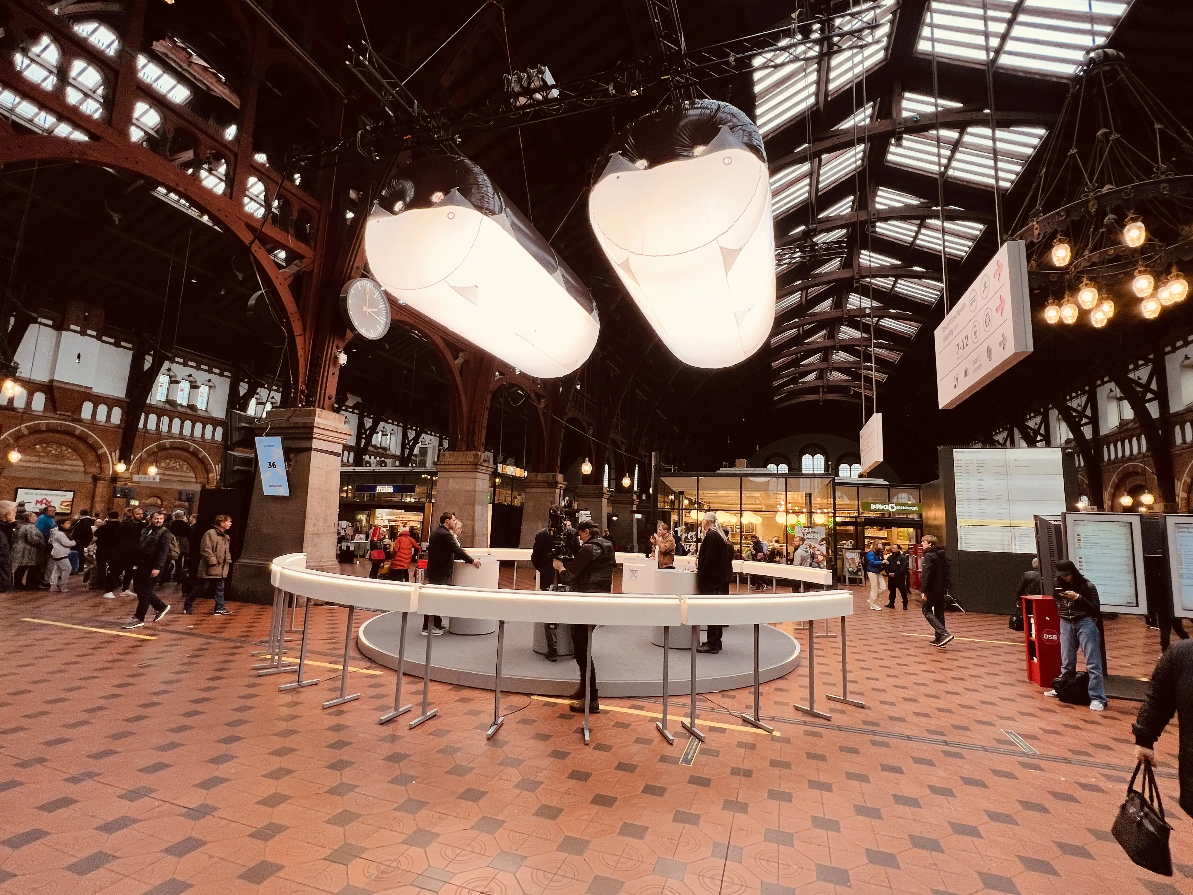 Billede af TV 2 Lorry på København Hovedbanegård. Billede af TV 2 Lorry på København Hovedbanegård.