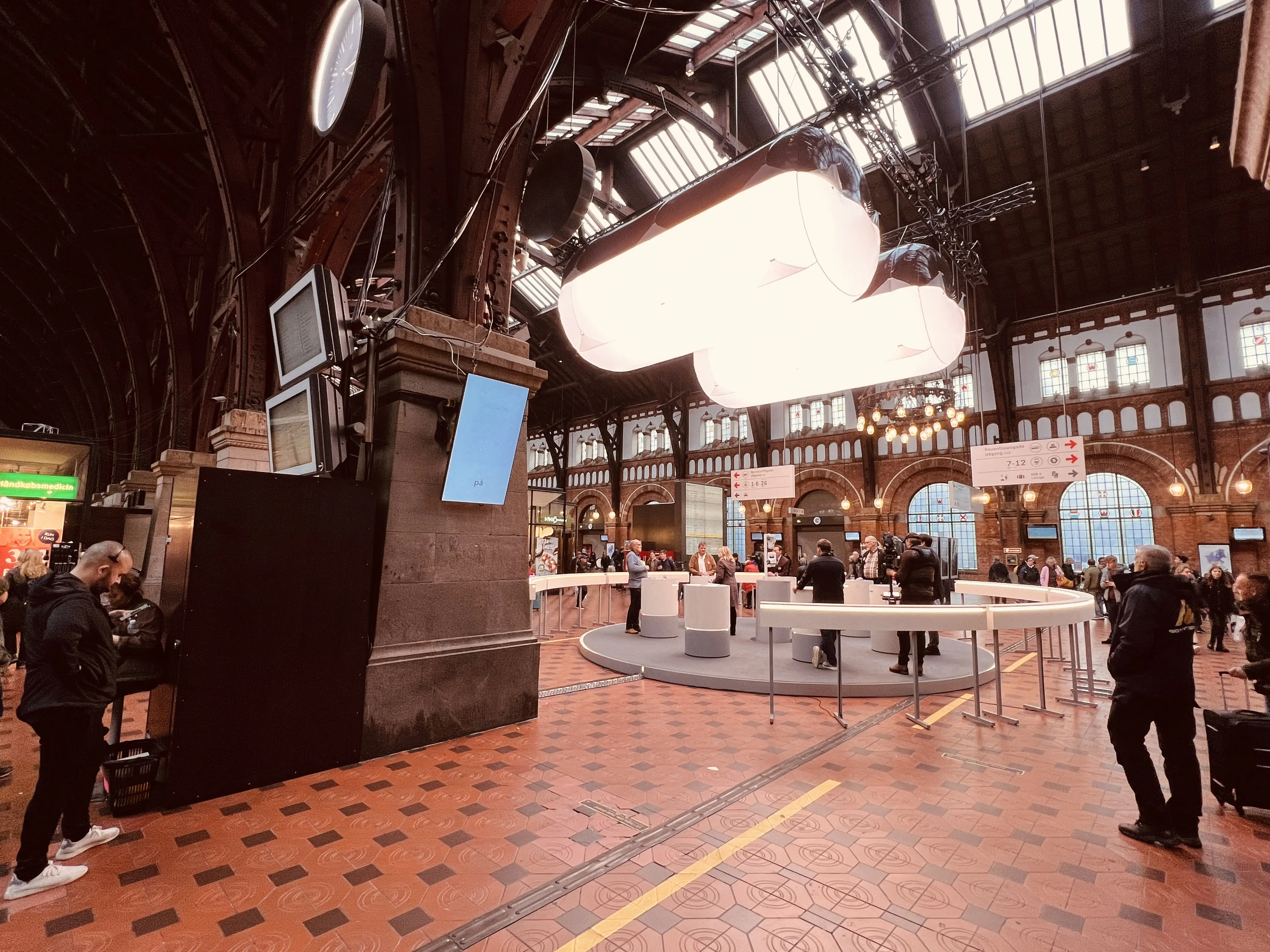 Billede af TV 2 Lorry på København Hovedbanegård. Billede af TV 2 Lorry på København Hovedbanegård.