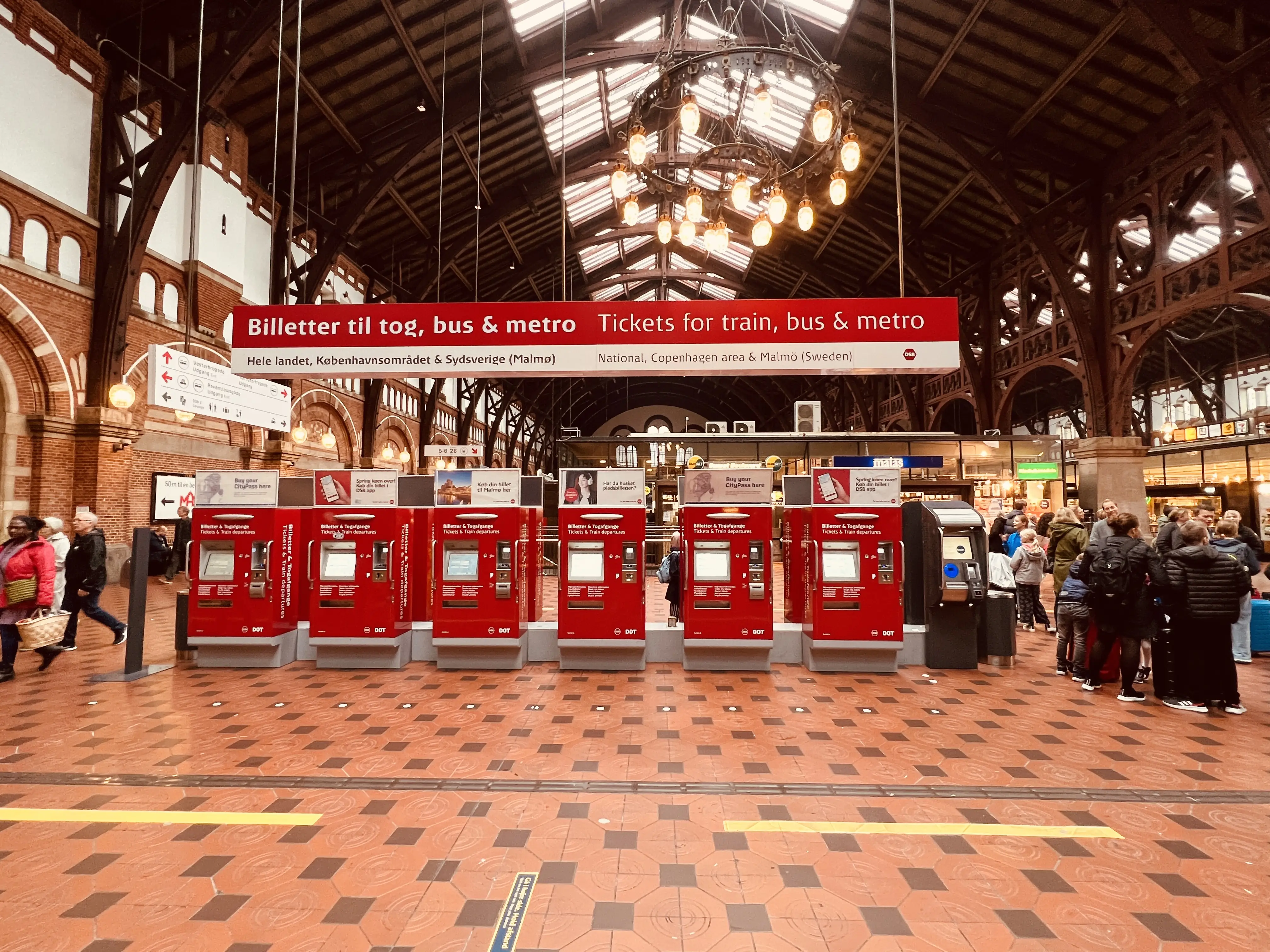 Billede af billetautomaterne på København Hovedbanegård. Billede af billetautomaterne på København Hovedbanegård.