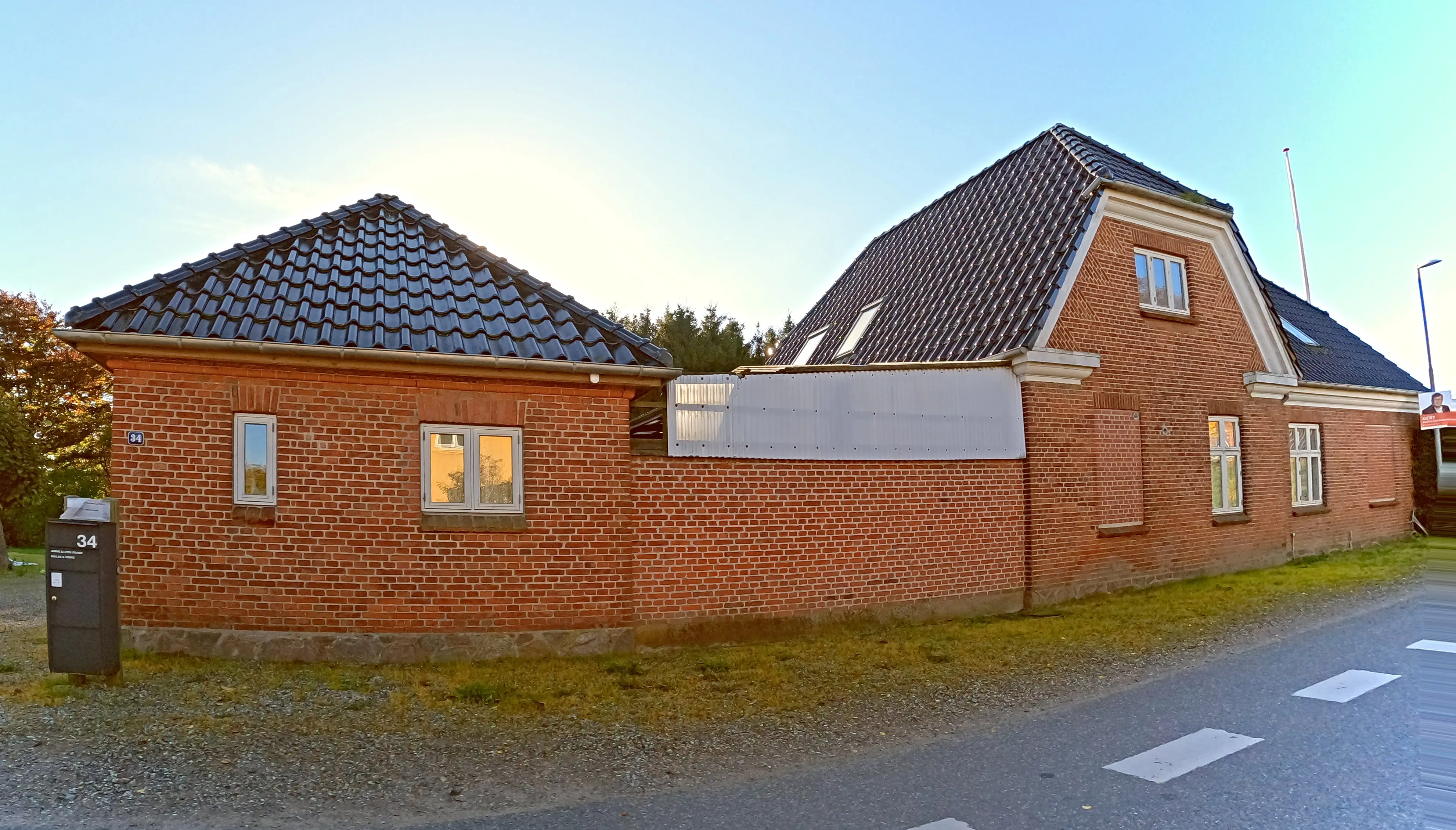 Billede af Veflinge Station set fra vejsiden. Billede af Veflinge Station set fra vejsiden.