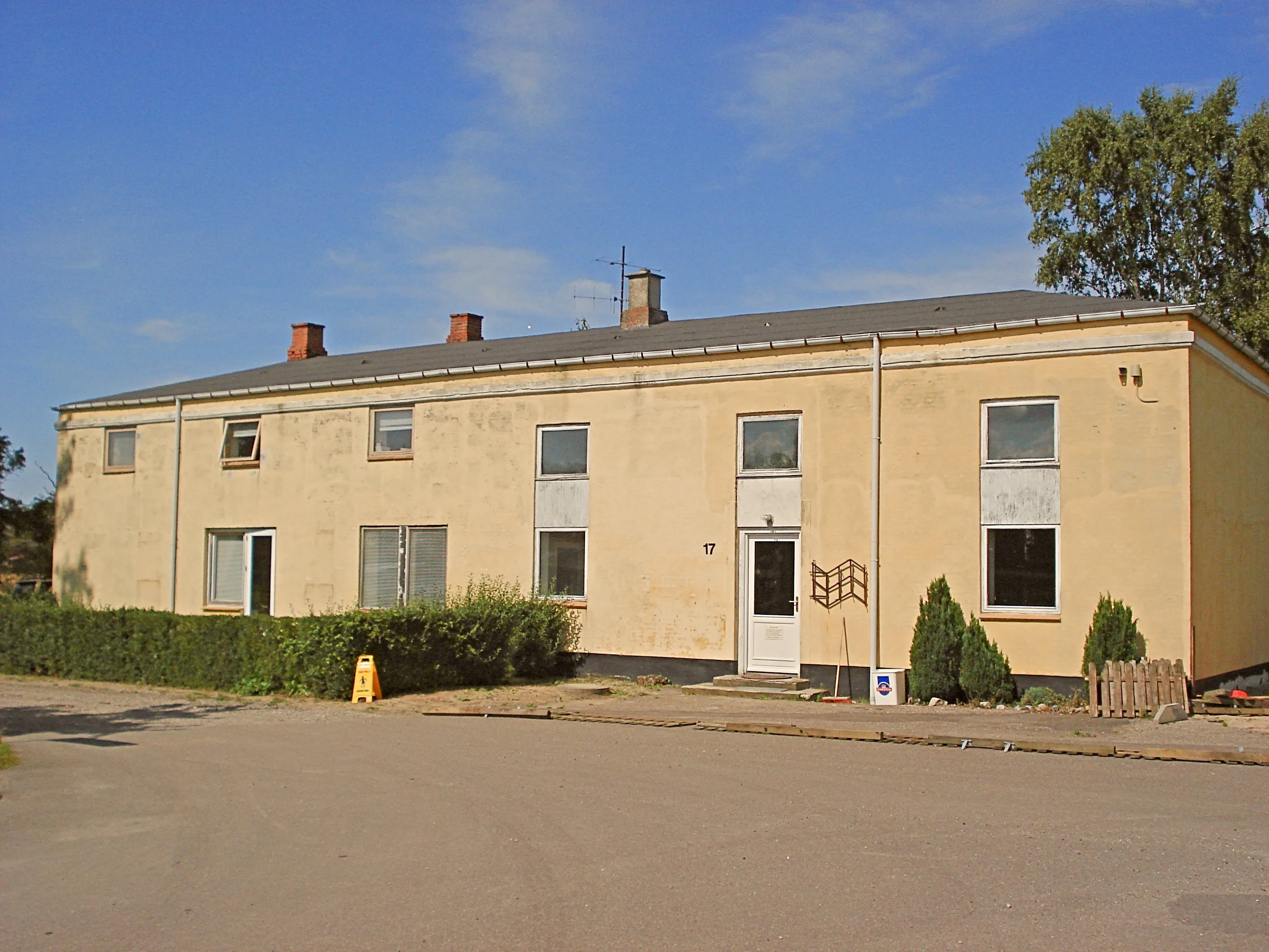 Billede af Torrig Stations remise - remisen blev omdannet til boliger efter den var udfaset som remise.