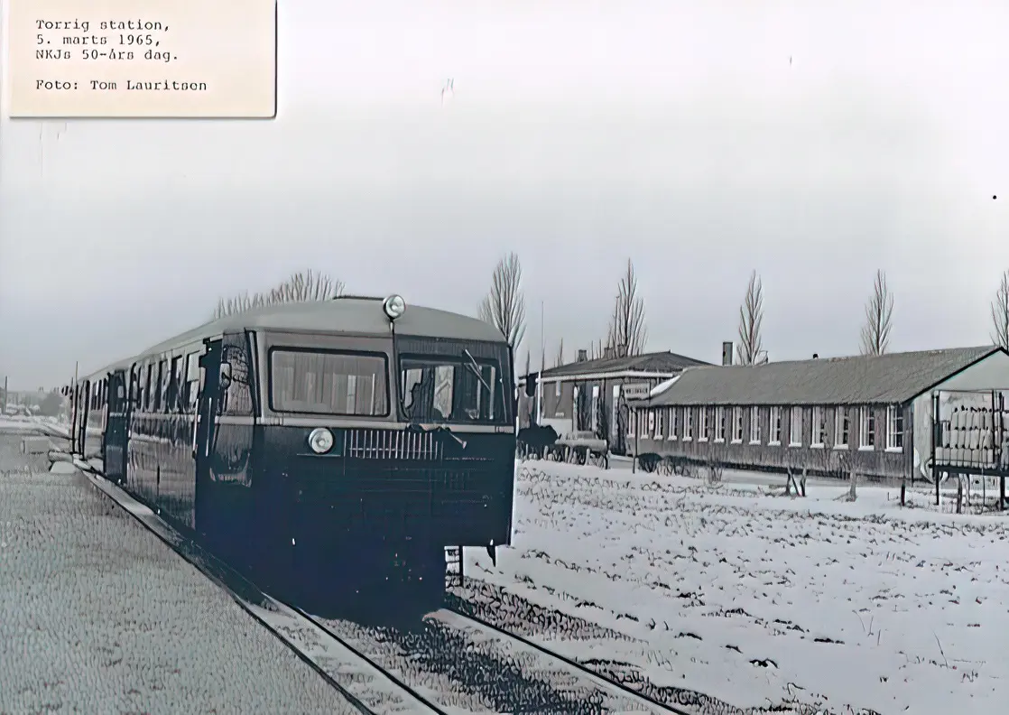 Billede af Torrig Station med varehuset og MTJ remisen i baggrunden.