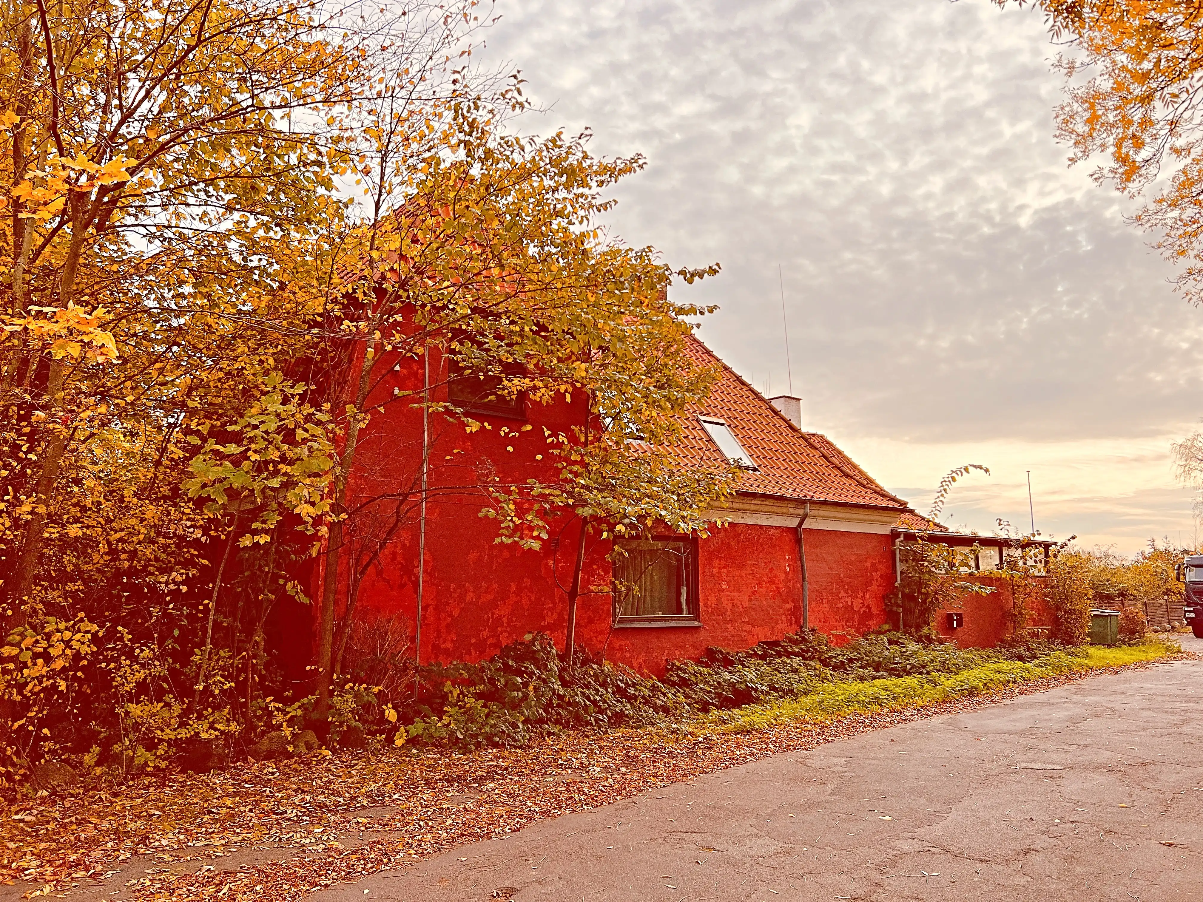 Billede af Harpelunde Station set fra vejsiden.
