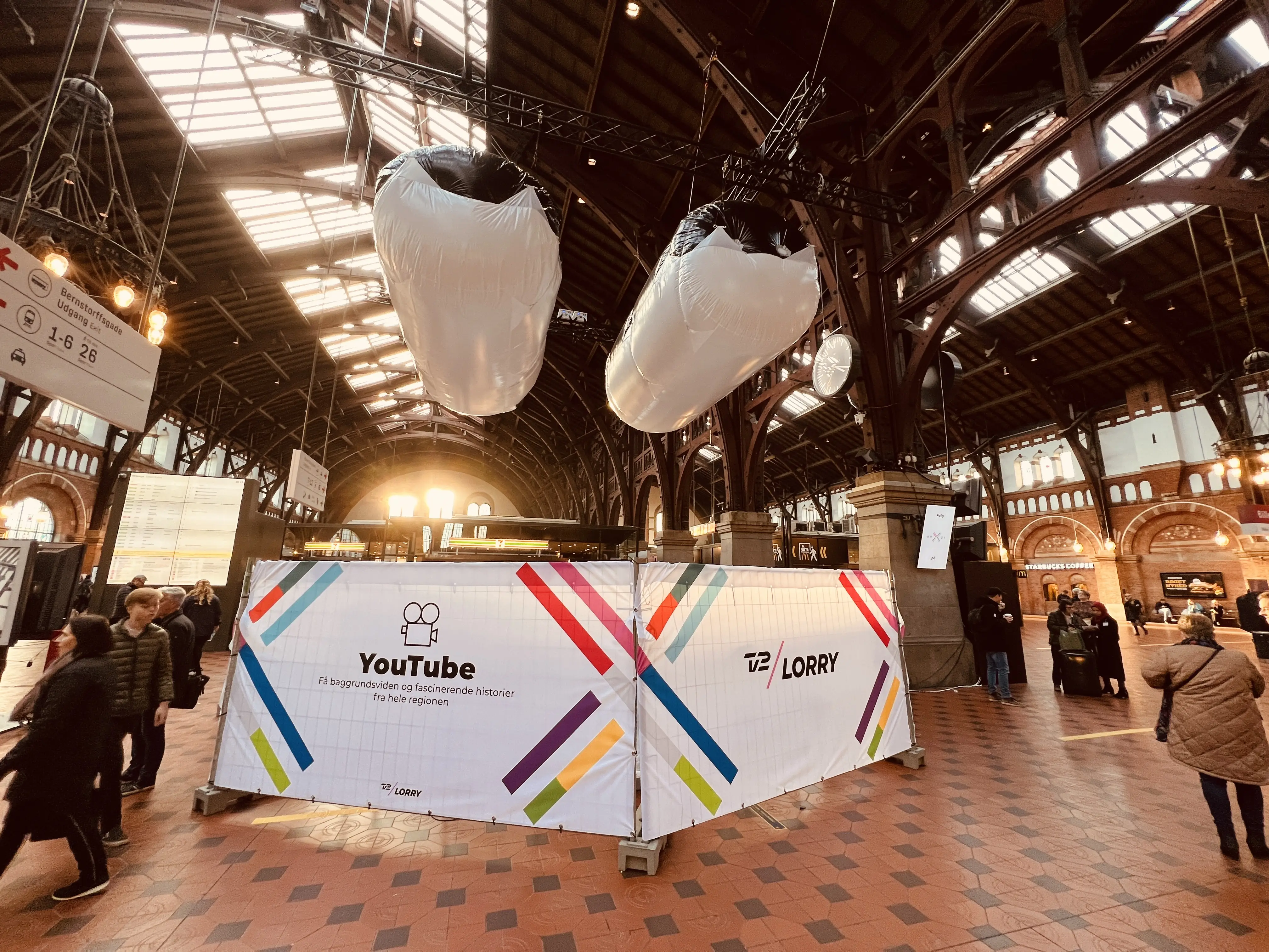 Billede af TV 2 Lorry på København Hovedbanegård. Billede af TV 2 Lorry på København Hovedbanegård.