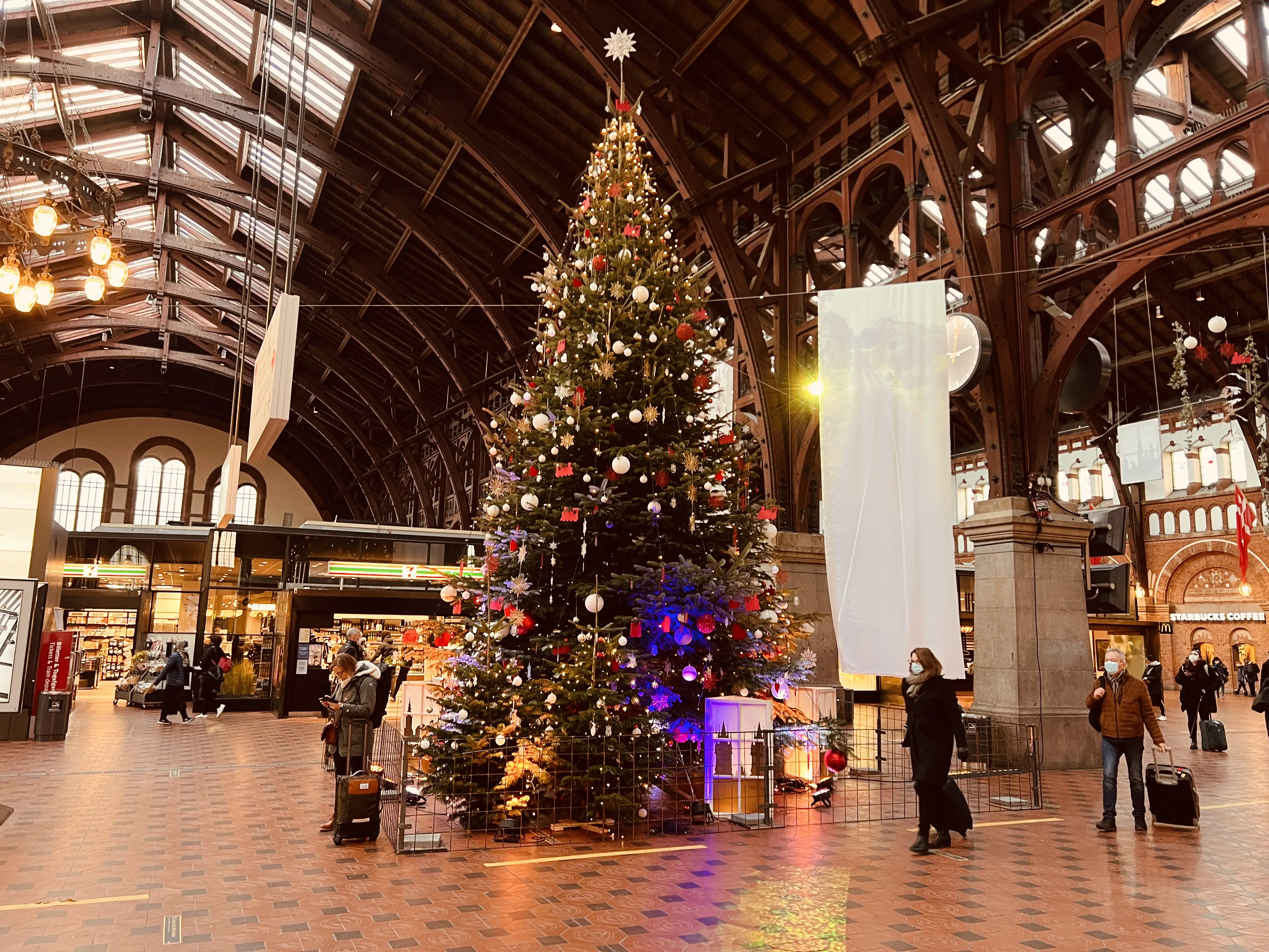 Billede af København Hovedbanegård med juletræ - julen 2021. Billede af København Hovedbanegård med juletræ - julen 2021.