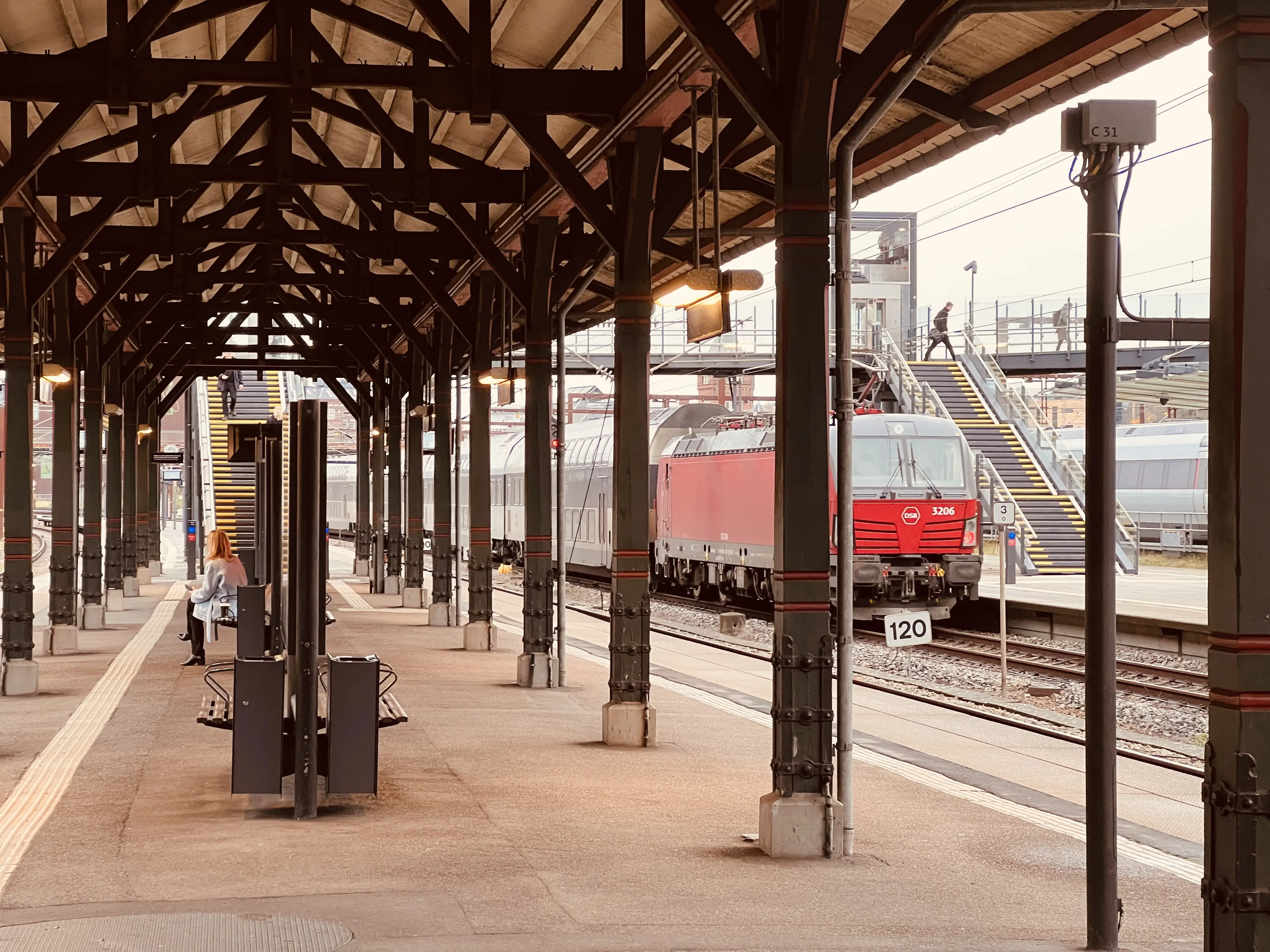 Billede af Vectron EB 3206, der kører ind på Østerport Station.