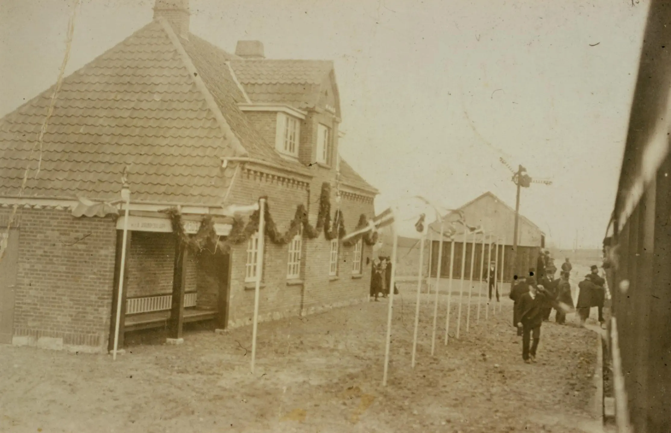 Billede af Egense Station ved indvielsen af Svendborg-Fåborgbanen i 1916. Billede af Egense Station ved indvielsen af Svendborg-Fåborgbanen i 1916.