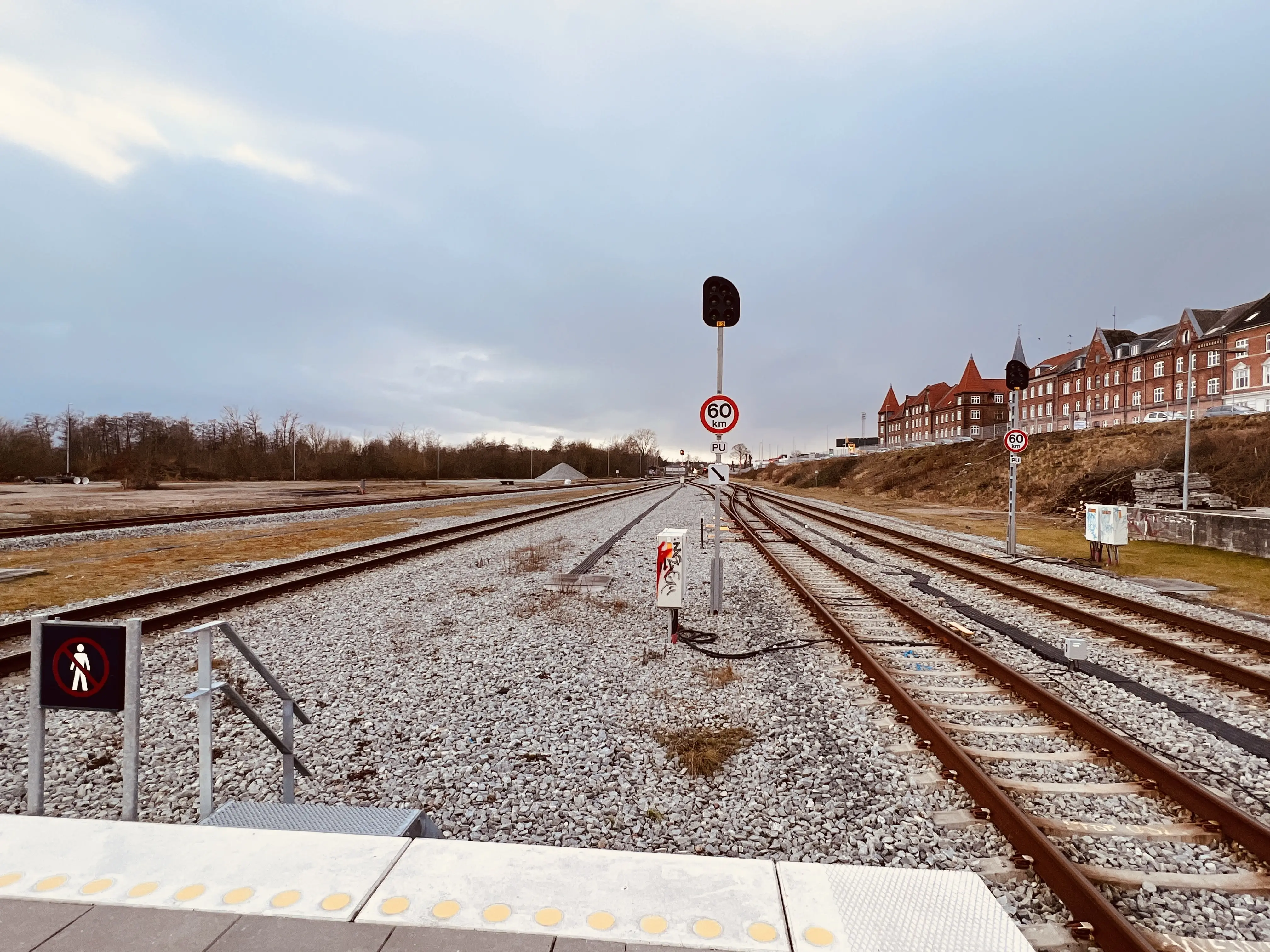 Billede af Randers Stations ind og udkørsel. Billede af Randers Stations ind og udkørsel.