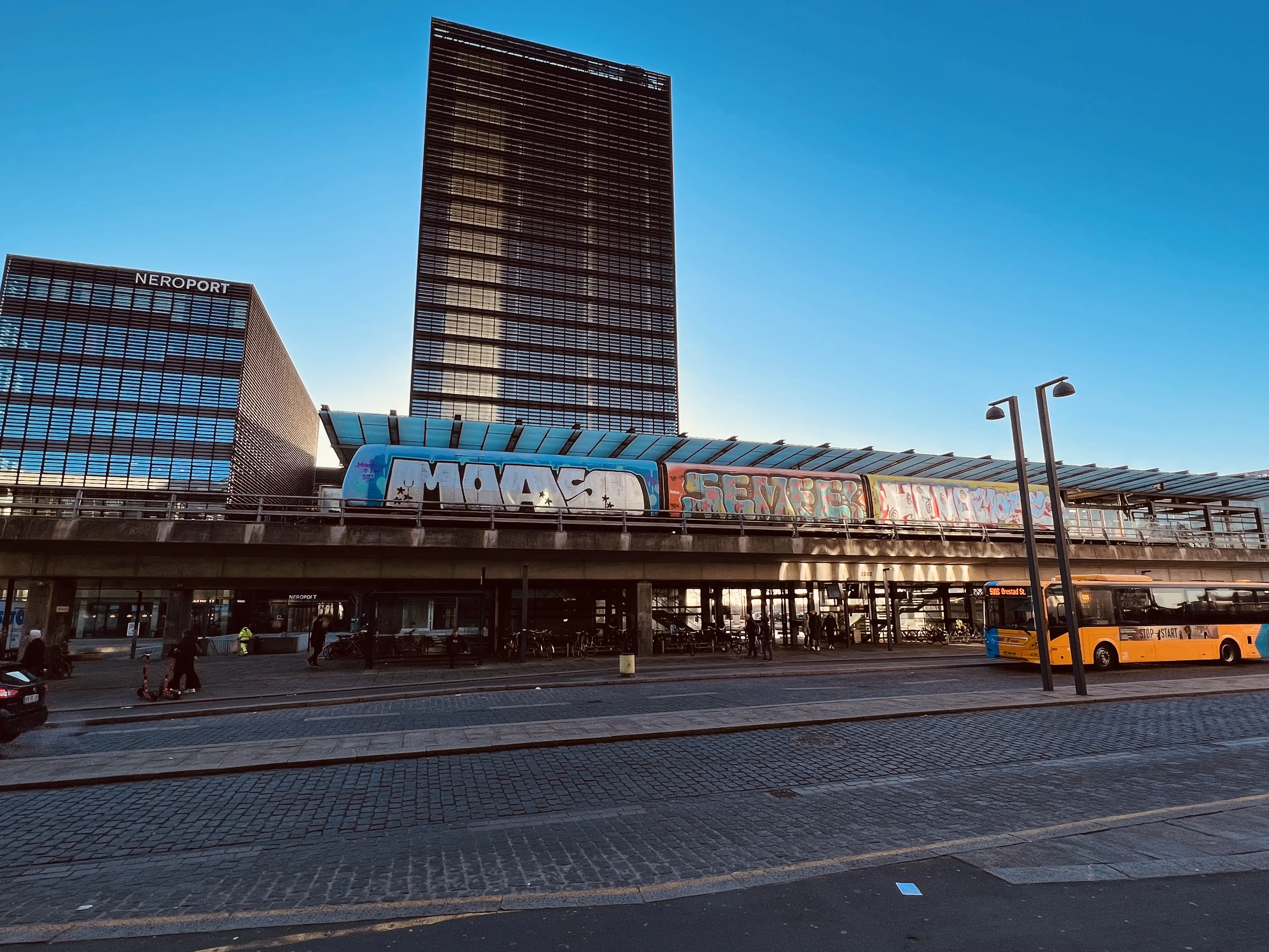 Billede af metrotog med grafittig på - ud for Ørestad Metrostation.