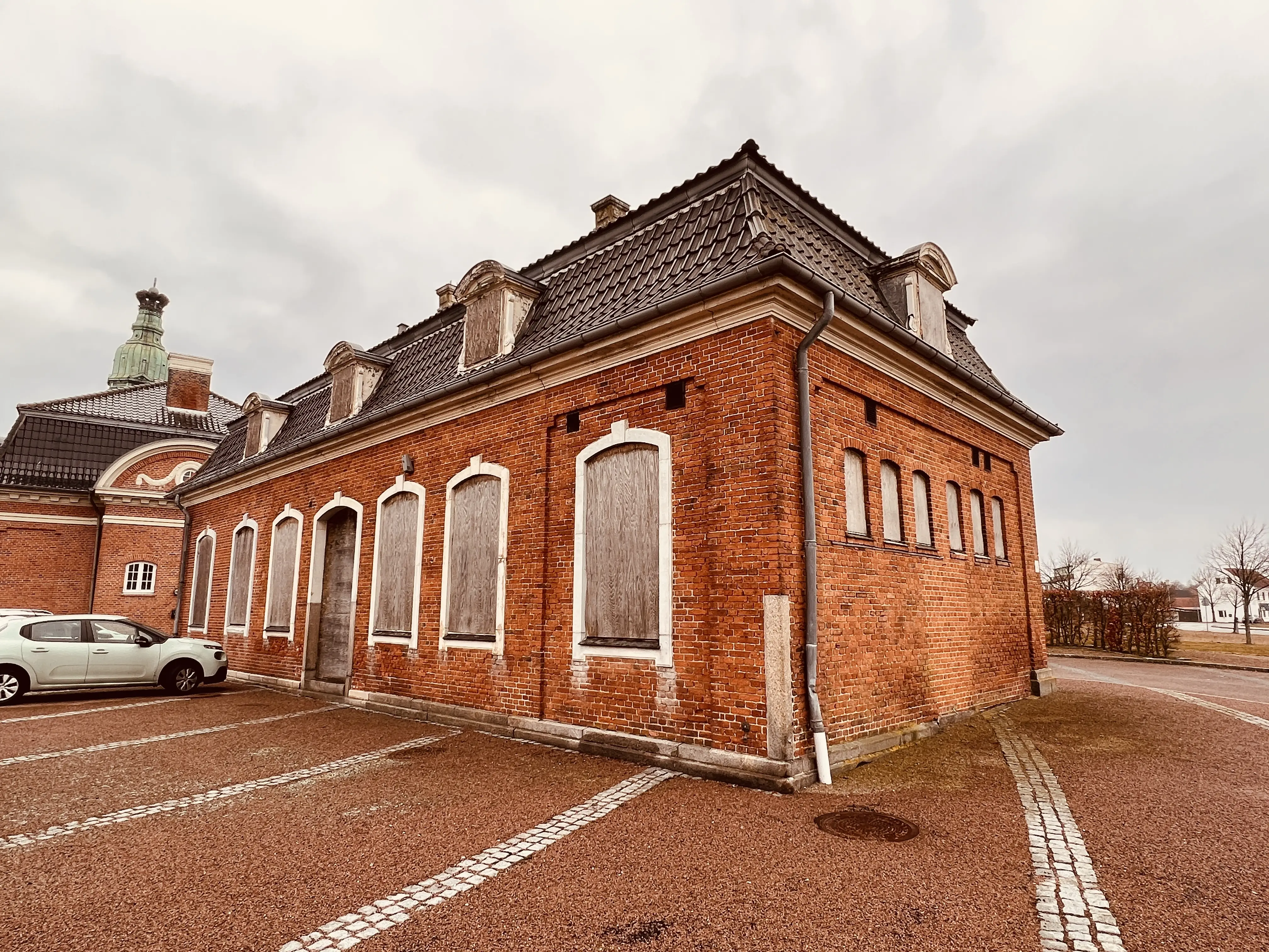 Billede af Korsør Stations varehus. Billede af Korsør Stations varehus.