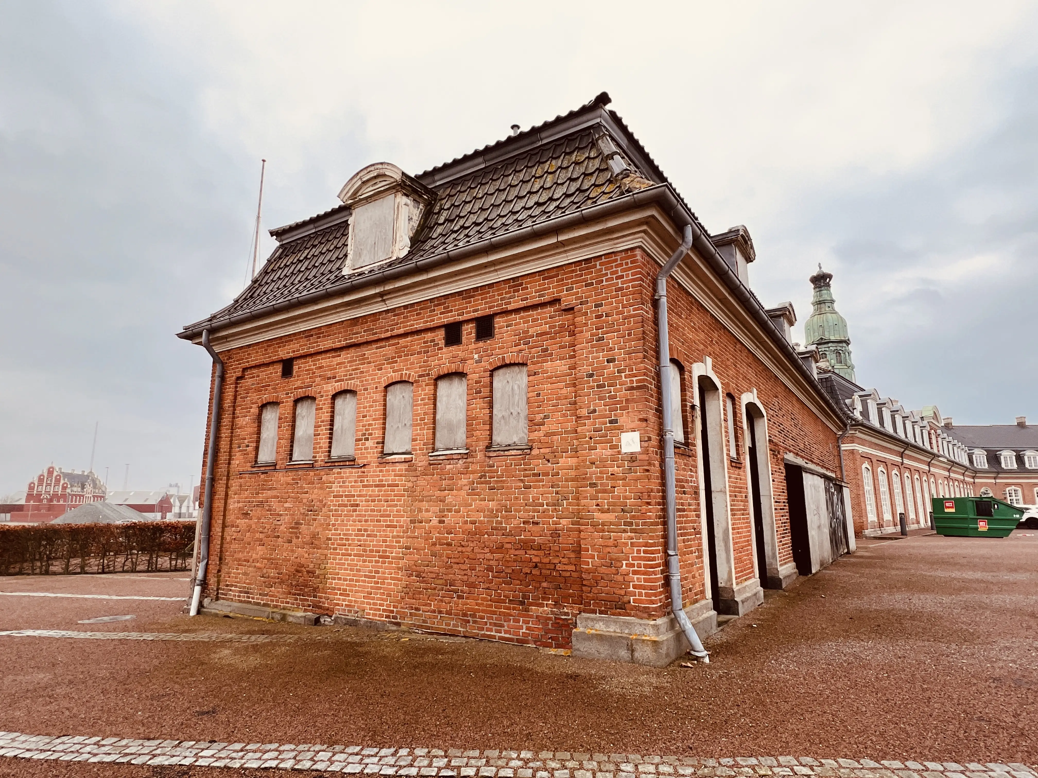 Billede af Korsør Stations varehus. Billede af Korsør Stations varehus.