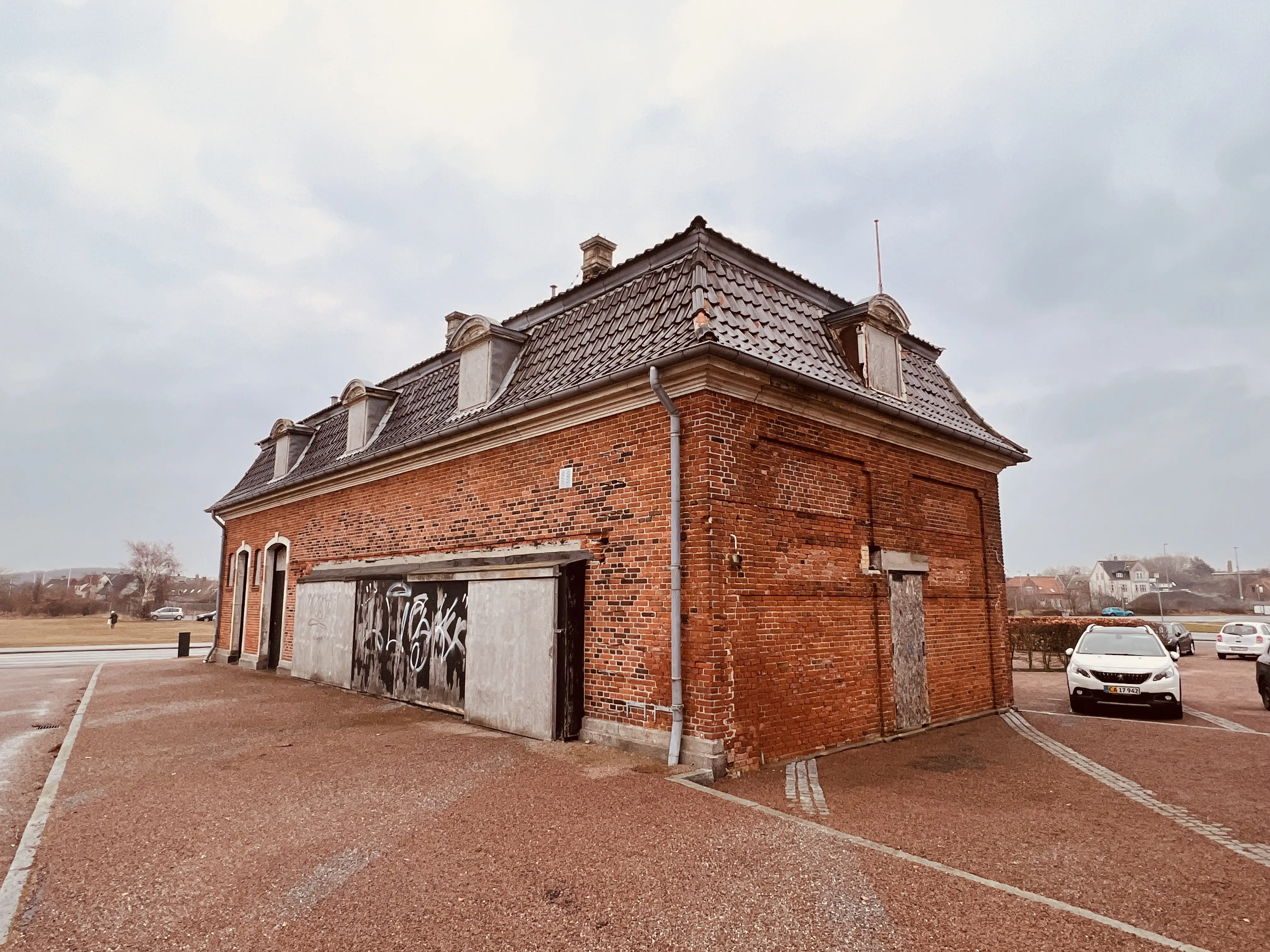 Billede af Korsør Stations varehus. Billede af Korsør Stations varehus.