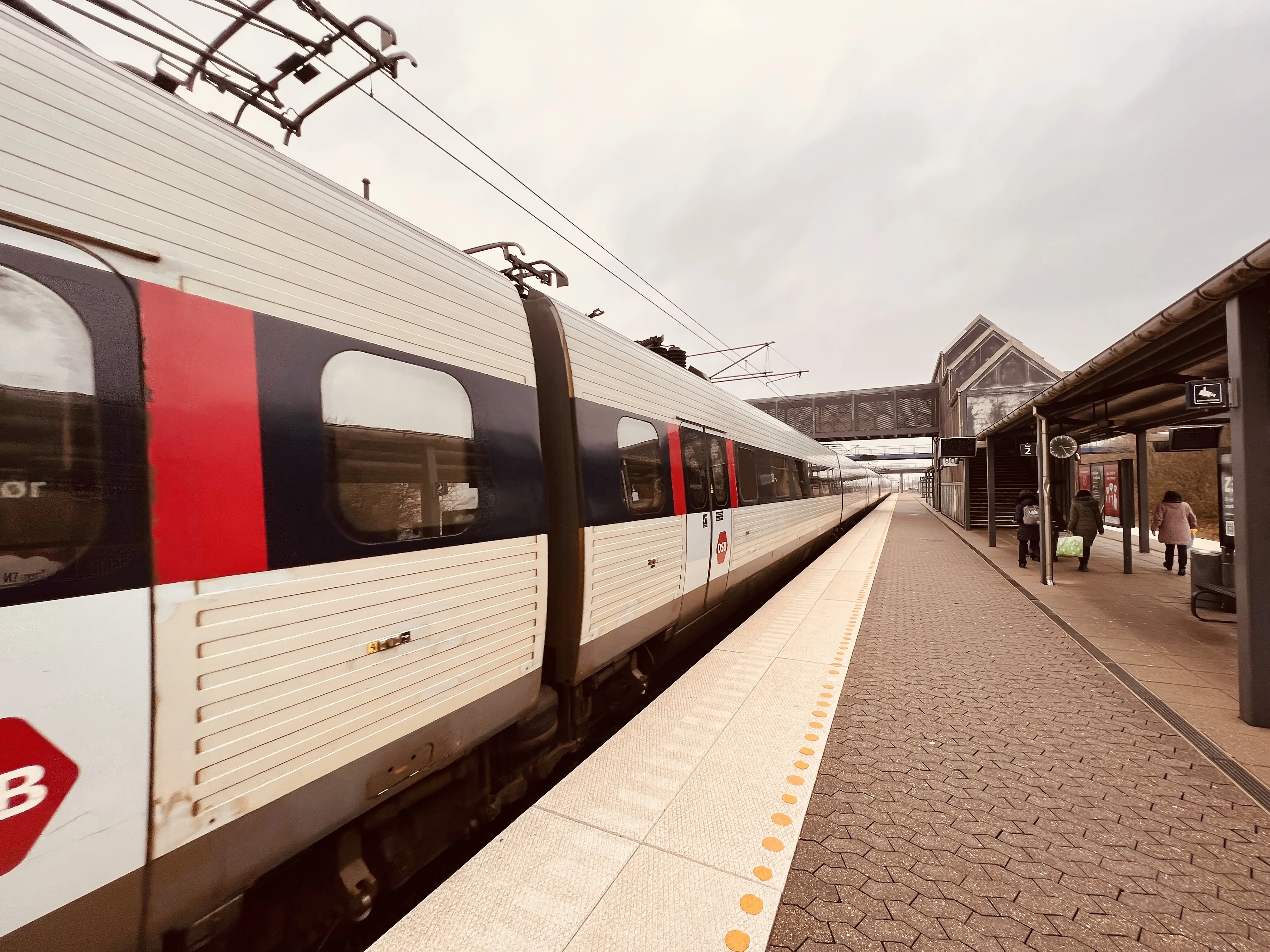 Billede af tog ud for Korsør Station. Billede af tog ud for Korsør Station.