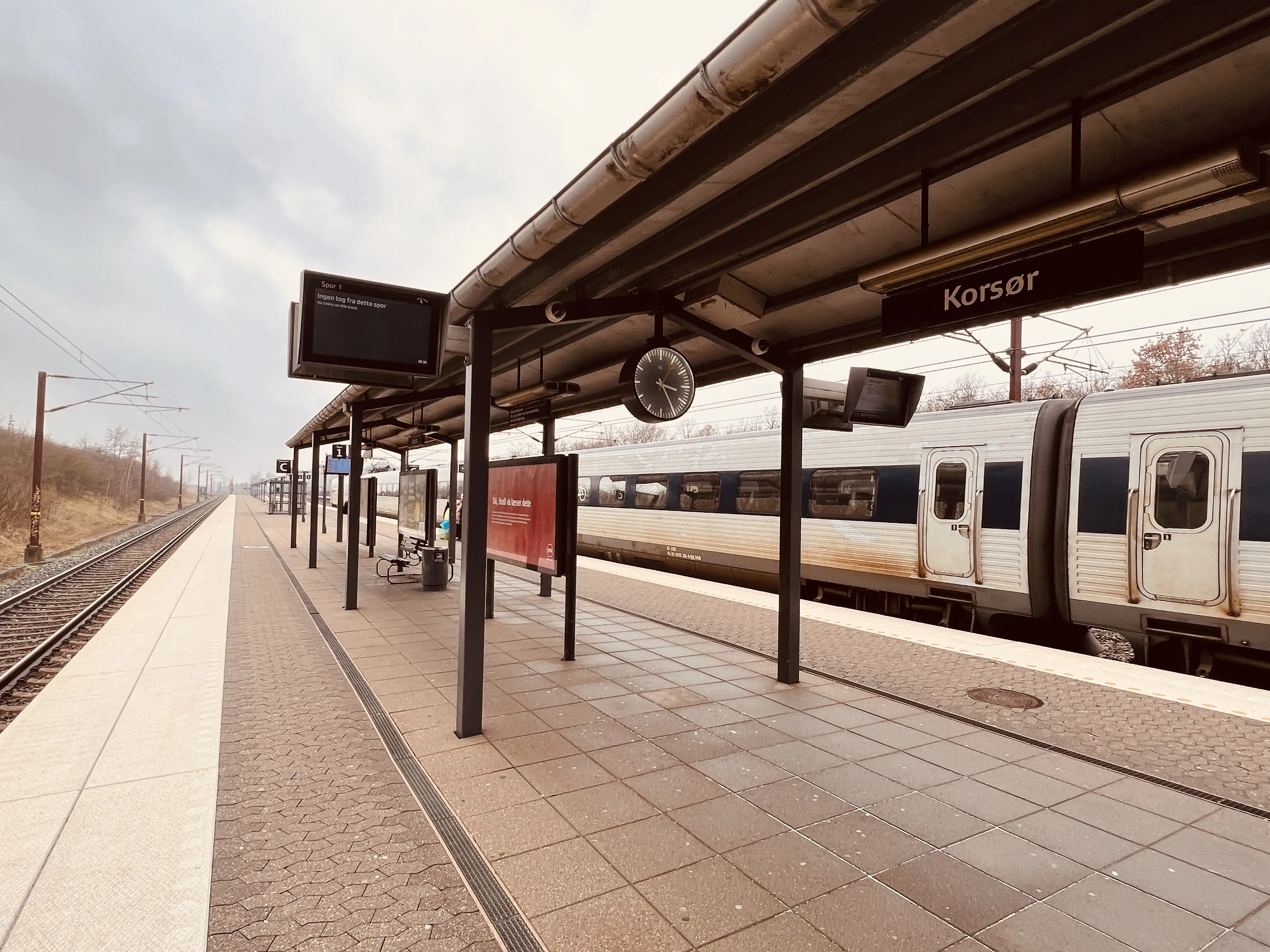 Billede af tog ud for Korsør Station. Billede af tog ud for Korsør Station.