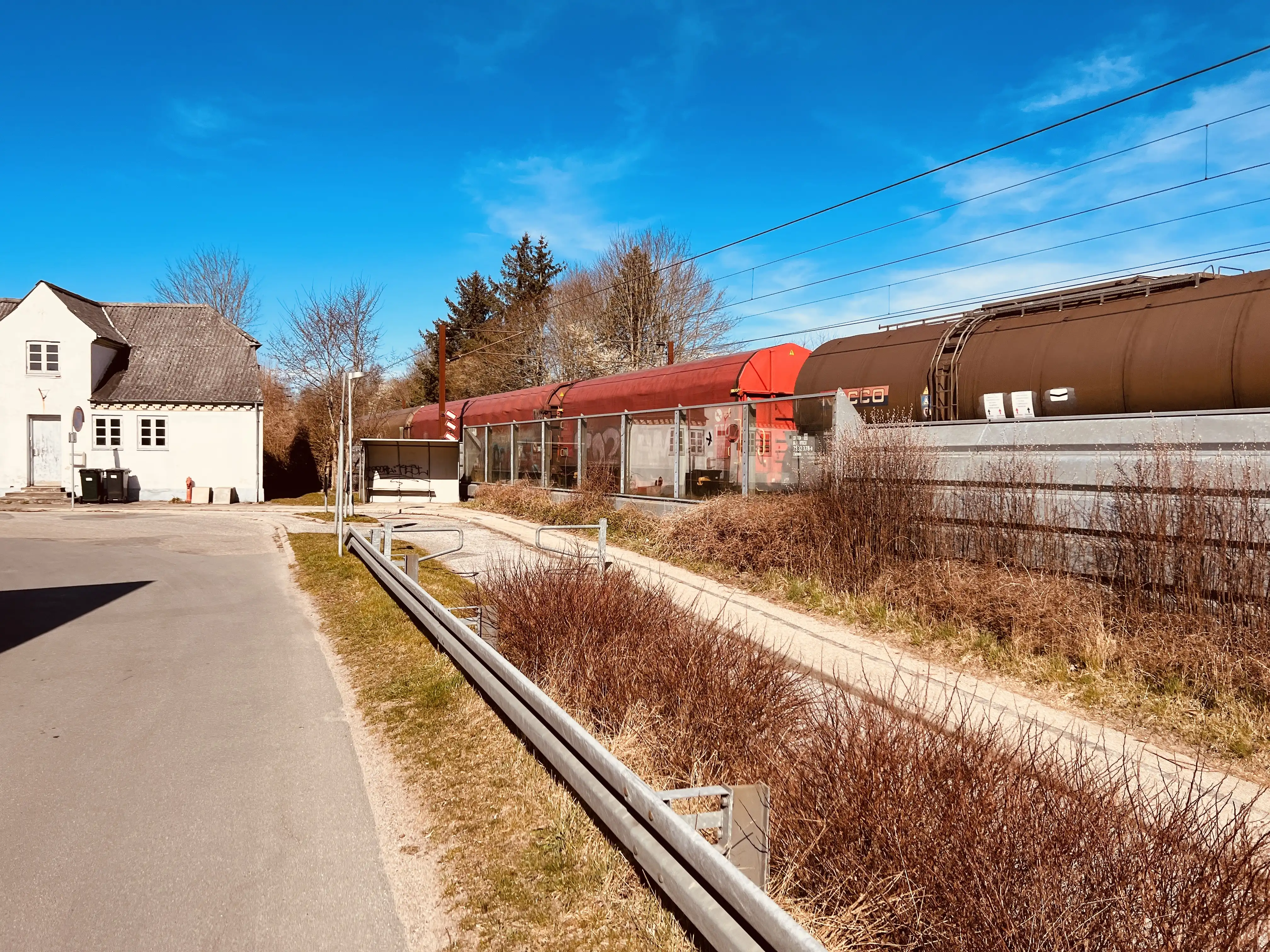 Billede af tog ud for Breed Holdeplads - Bred Holdeplads er nedrevet, men Breed Holdeplads har ligget her. Billede af tog ud for Breed Holdeplads - Bred Holdeplads er nedrevet, men Breed Holdeplads har ligget her.