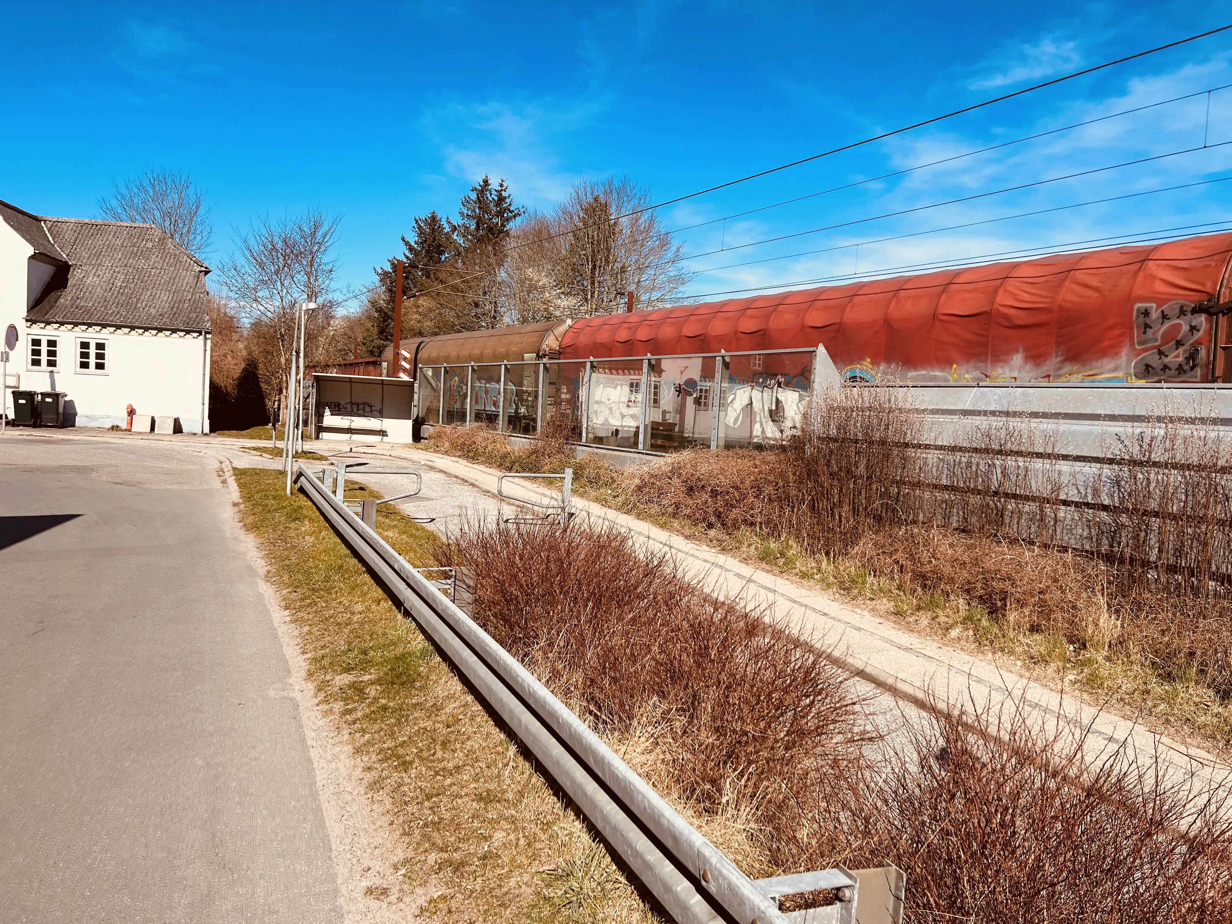 Billede af tog ud for Breed Holdeplads - Breed Holdeplads er nedrevet, men Breed Holdeplads har ligget her. Billede af tog ud for Breed Holdeplads - Breed Holdeplads er nedrevet, men Breed Holdeplads har ligget her.